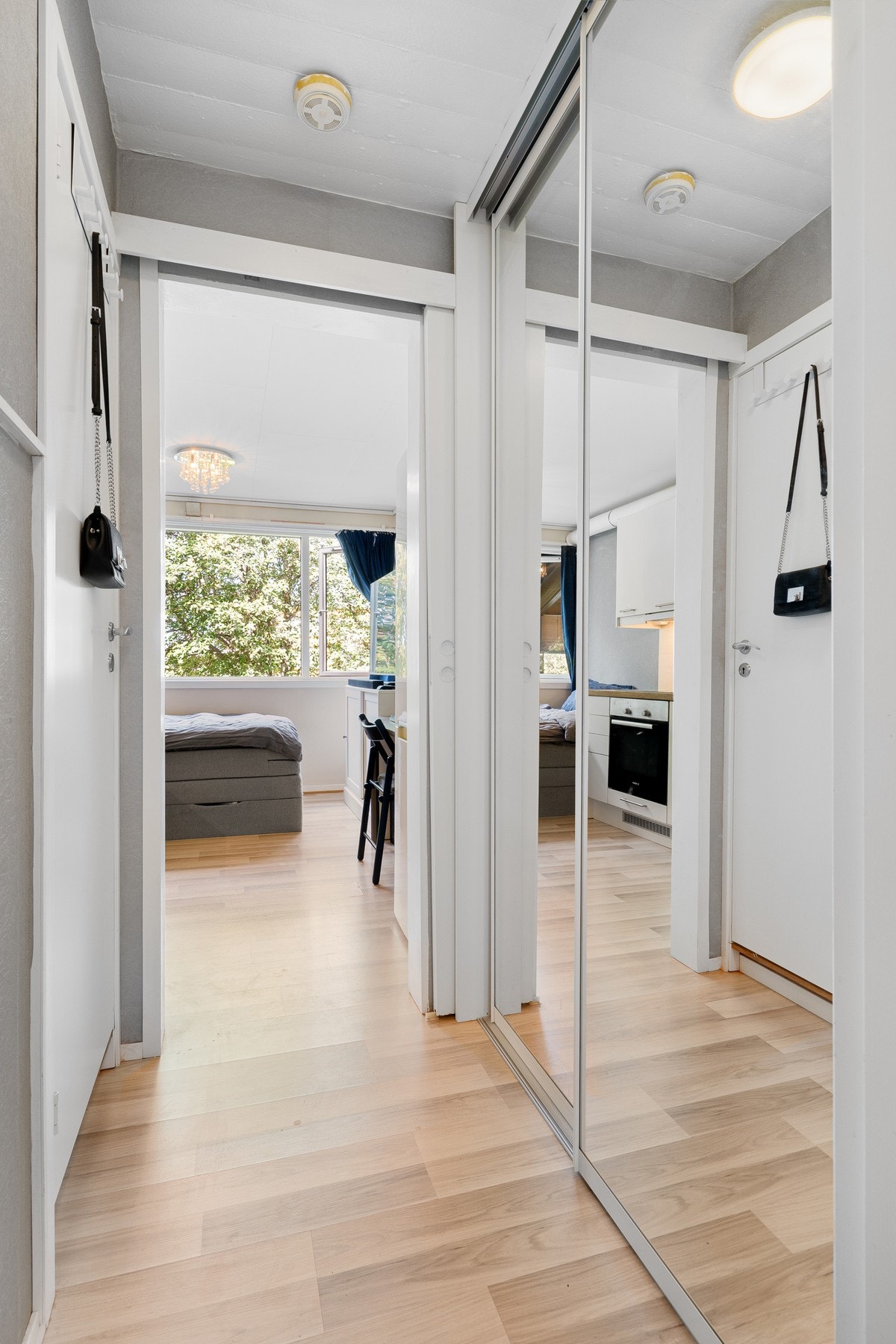 Entré med praktisk skyvedørsgarderobe med god plass til sko- og klesoppheng. Galleribilde