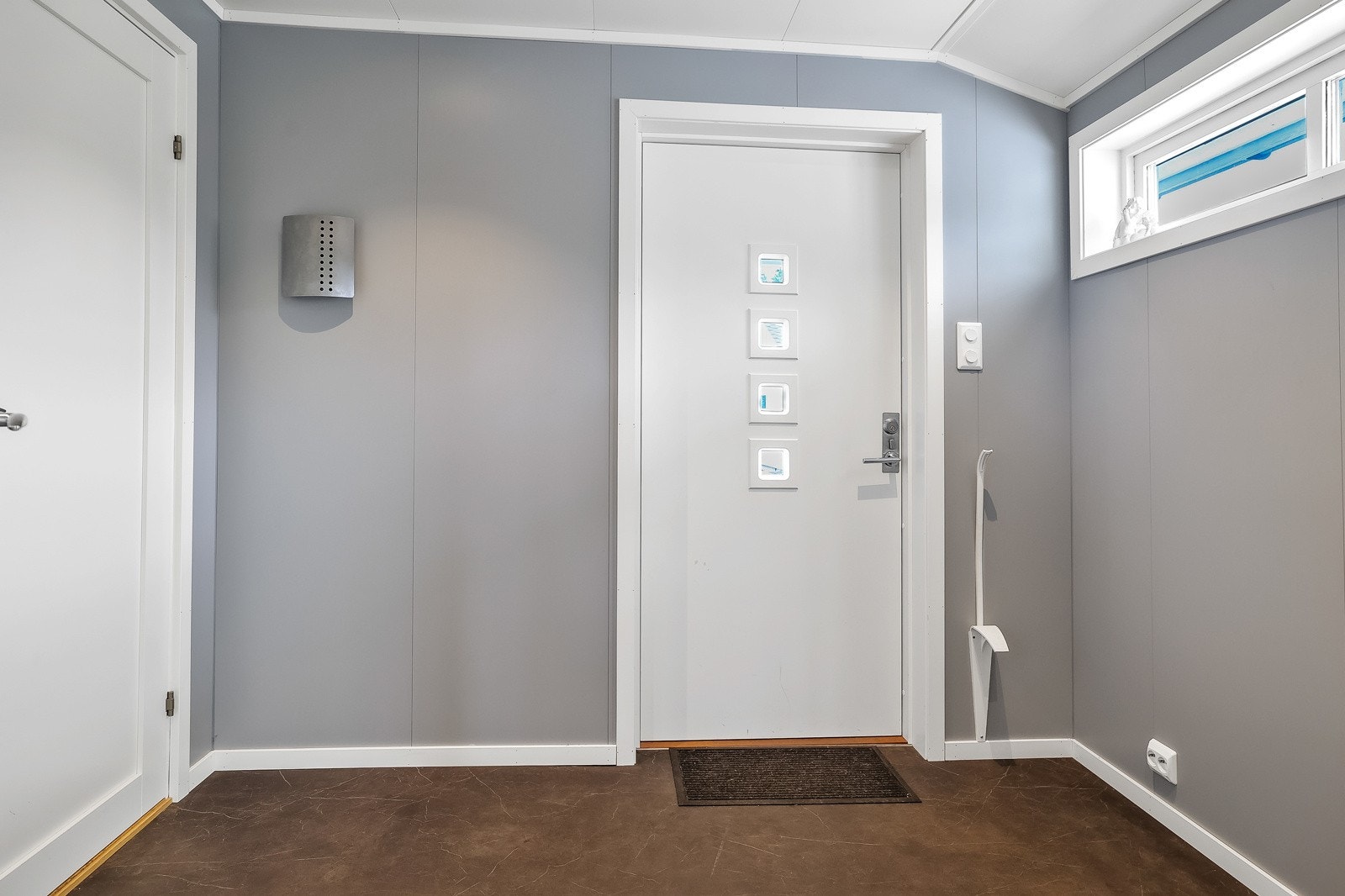 Entréen har inngang til begge boenhetene, men utleiedelen har i tillegg egen inngang Galleribilde