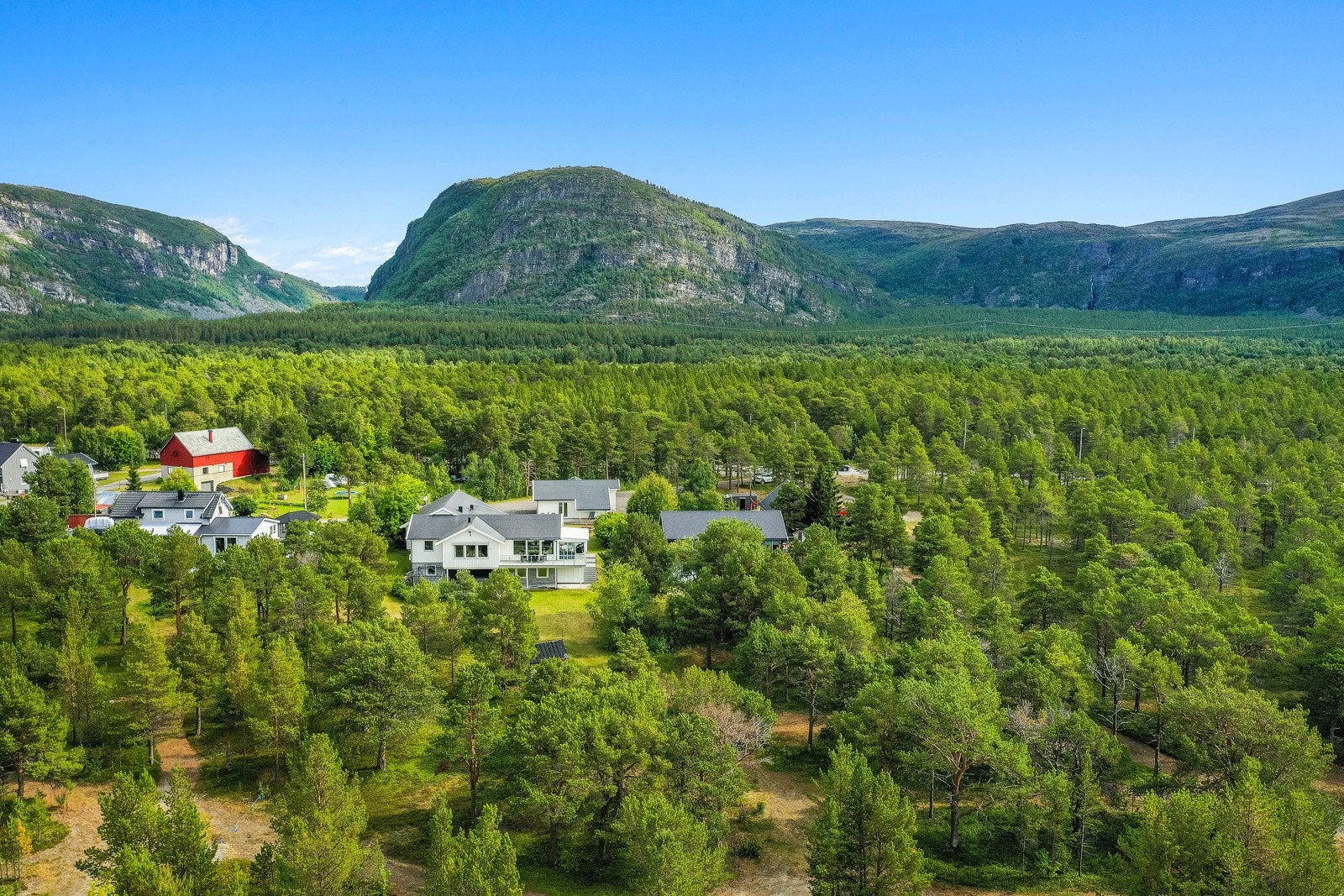 Eiendommen ligger fint til i et rolig og tilbaketrukket område, med et flott uteområde. Galleribilde