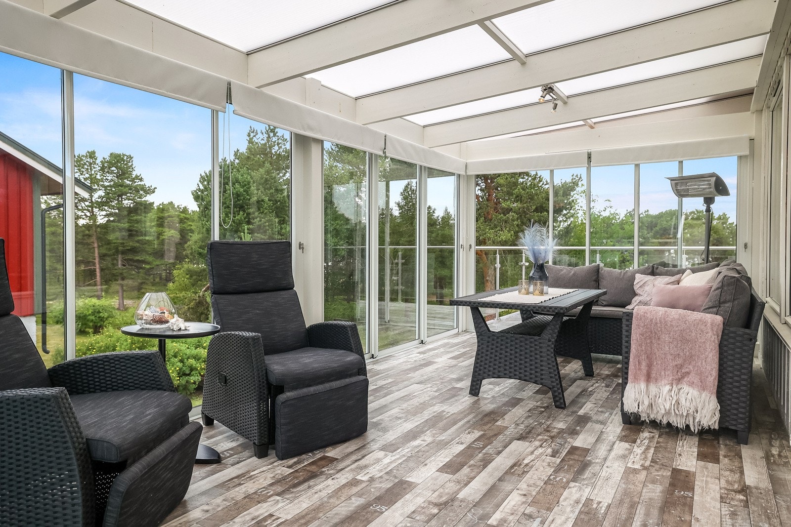 Fra stuen er det utgang til en innglasset balkong, som møter terrasse på begge sider. Galleribilde