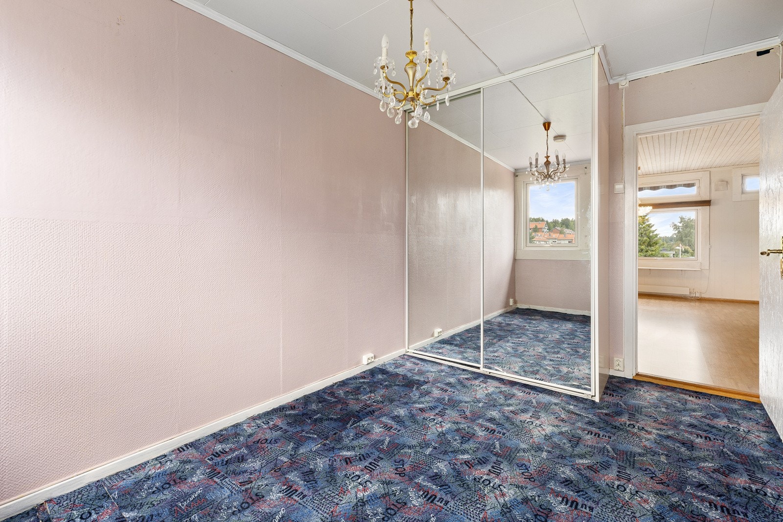 Soverom i 2. etasje - garderobeskap Galleribilde