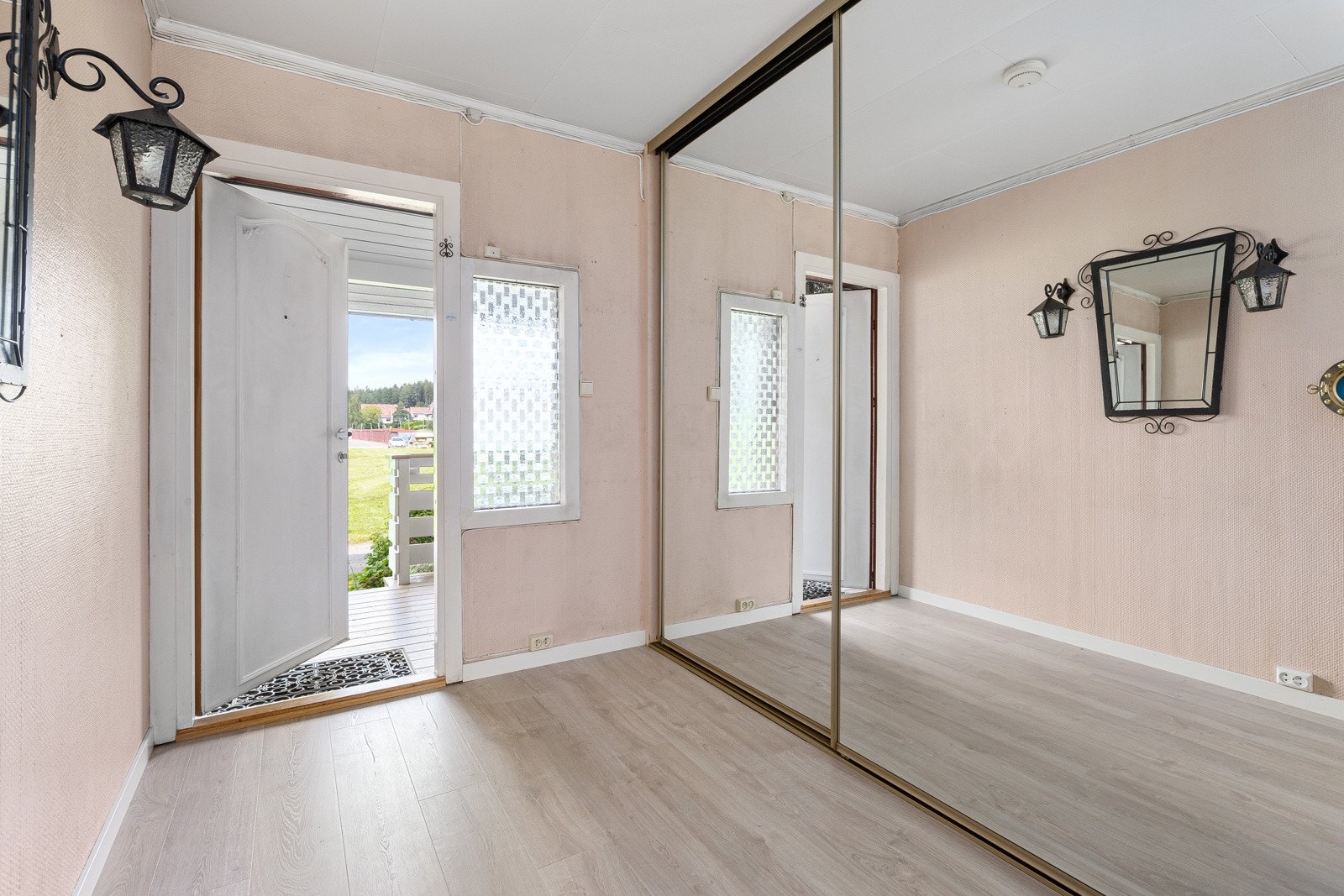 Entré - skyvedørsgarderobe med speilfronter Galleribilde