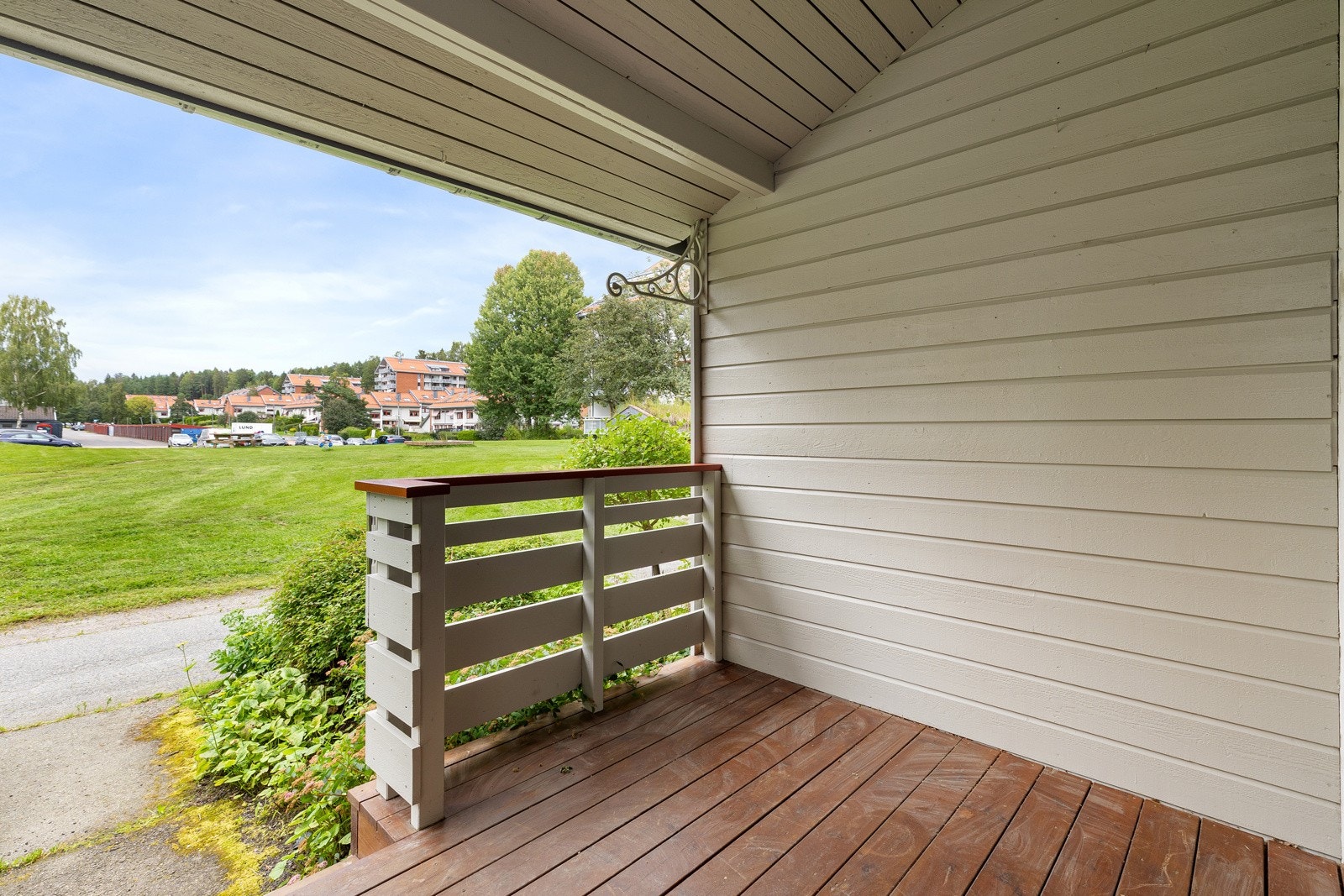 Nordvendt, overbygget terrasse på 5 kvm ved inngangspartiet Galleribilde