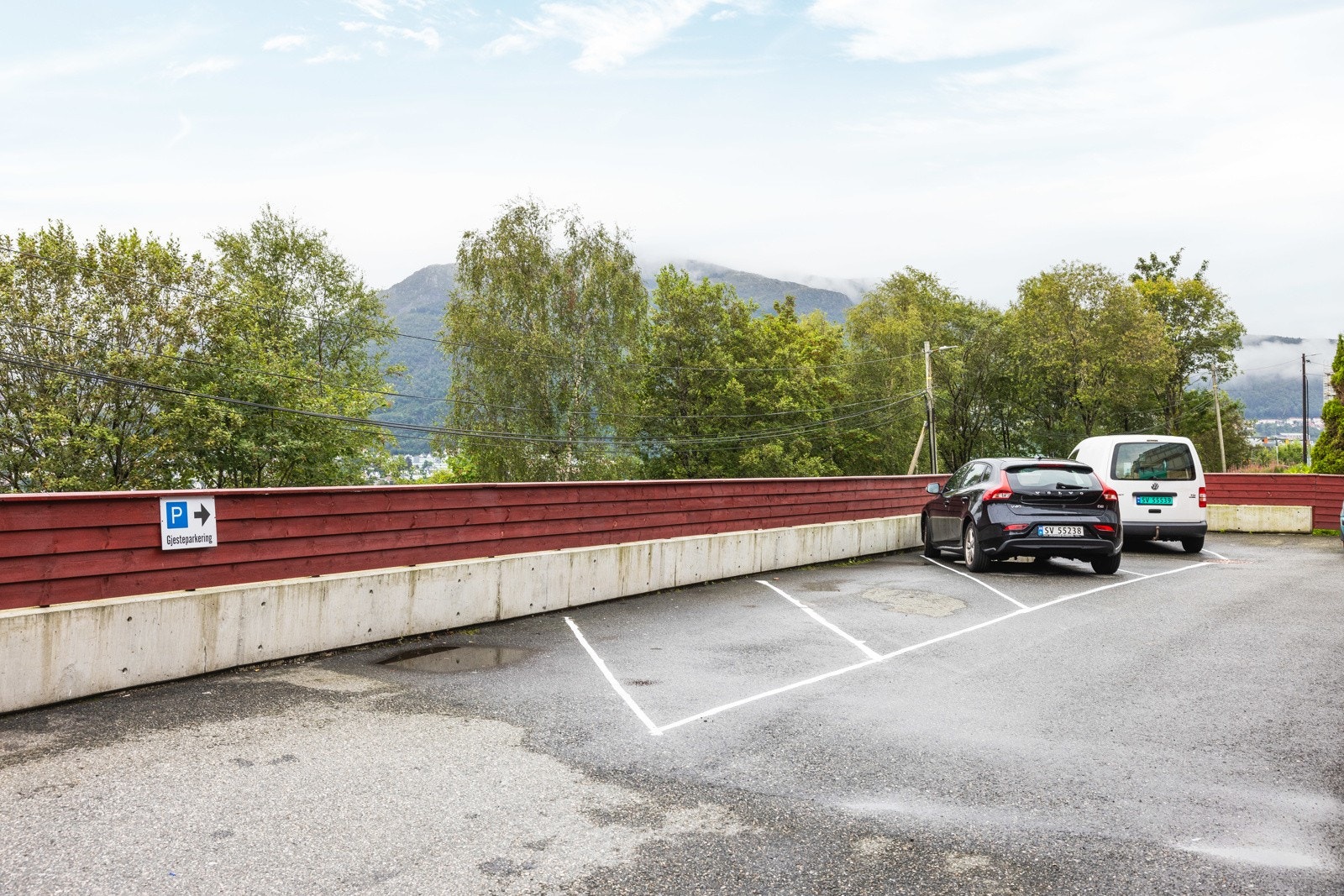 Det er gjesteparkering på tomten. Galleribilde