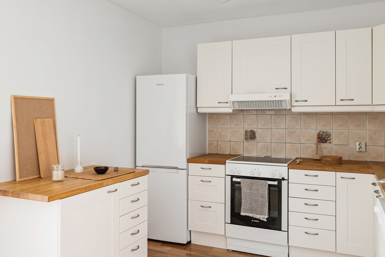 Kjøkkenet har benkeplate av heltre med nedfelt vask av stål, samt opplegg for oppvaskmaskin, kjøleskap og komfyr. Galleribilde