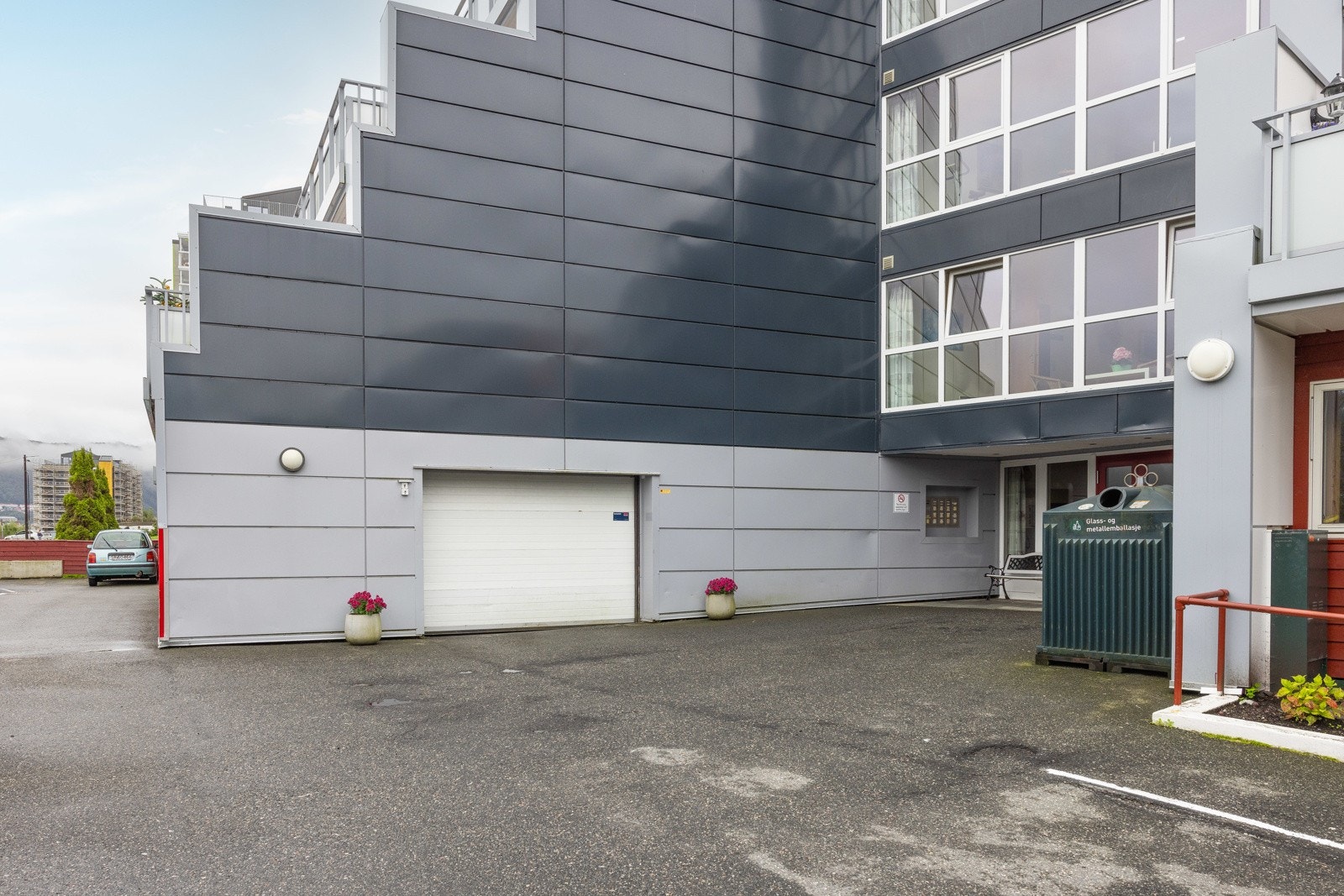 Det medfølger også med en fast garasjeplass med elbillader til leiligheten. Galleribilde