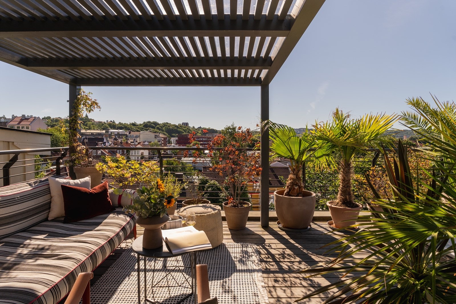 Syd-østvendt takterrasse på 22 kvm med utsikt utover Oslos tak Galleribilde