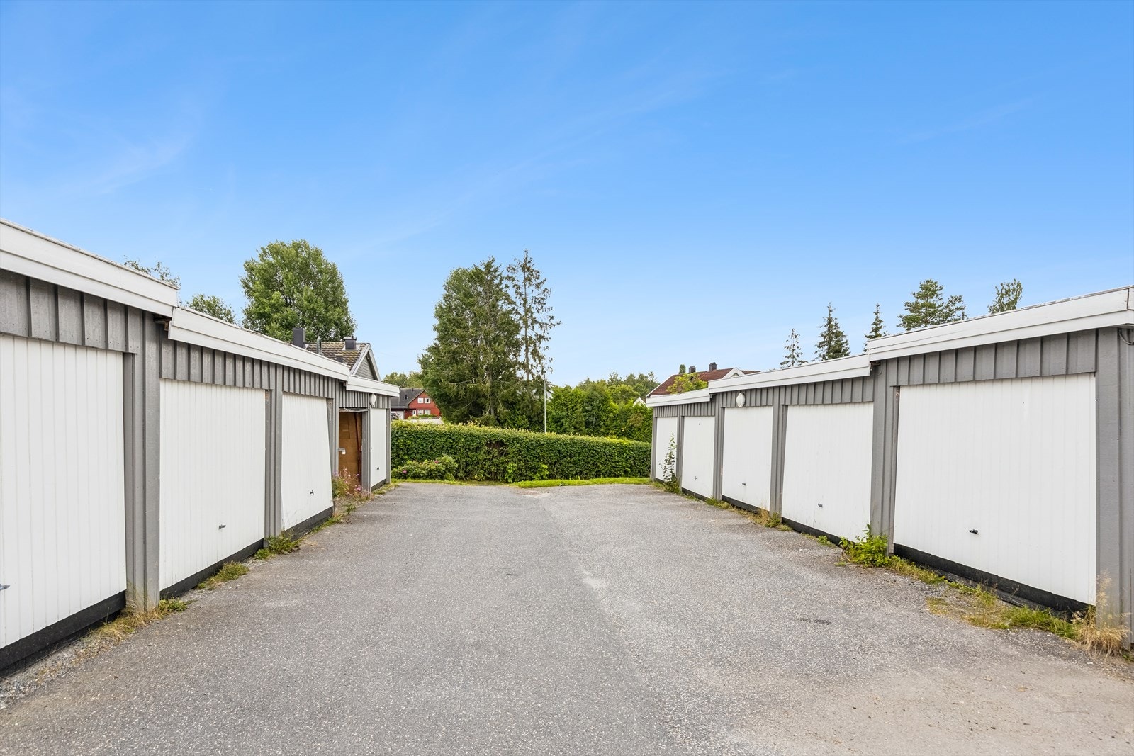 Egen garasjeplass i felles garasjerekke rett ved boligen. Galleribilde