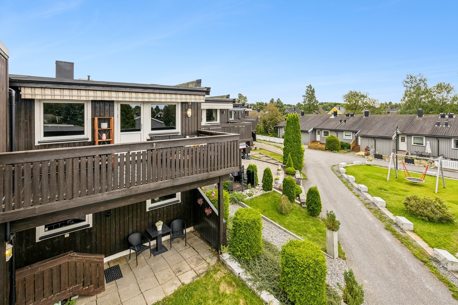 Vestvendt veranda på 14 m², med tilgang fra gang og stue i 2.etasje. Galleribilde