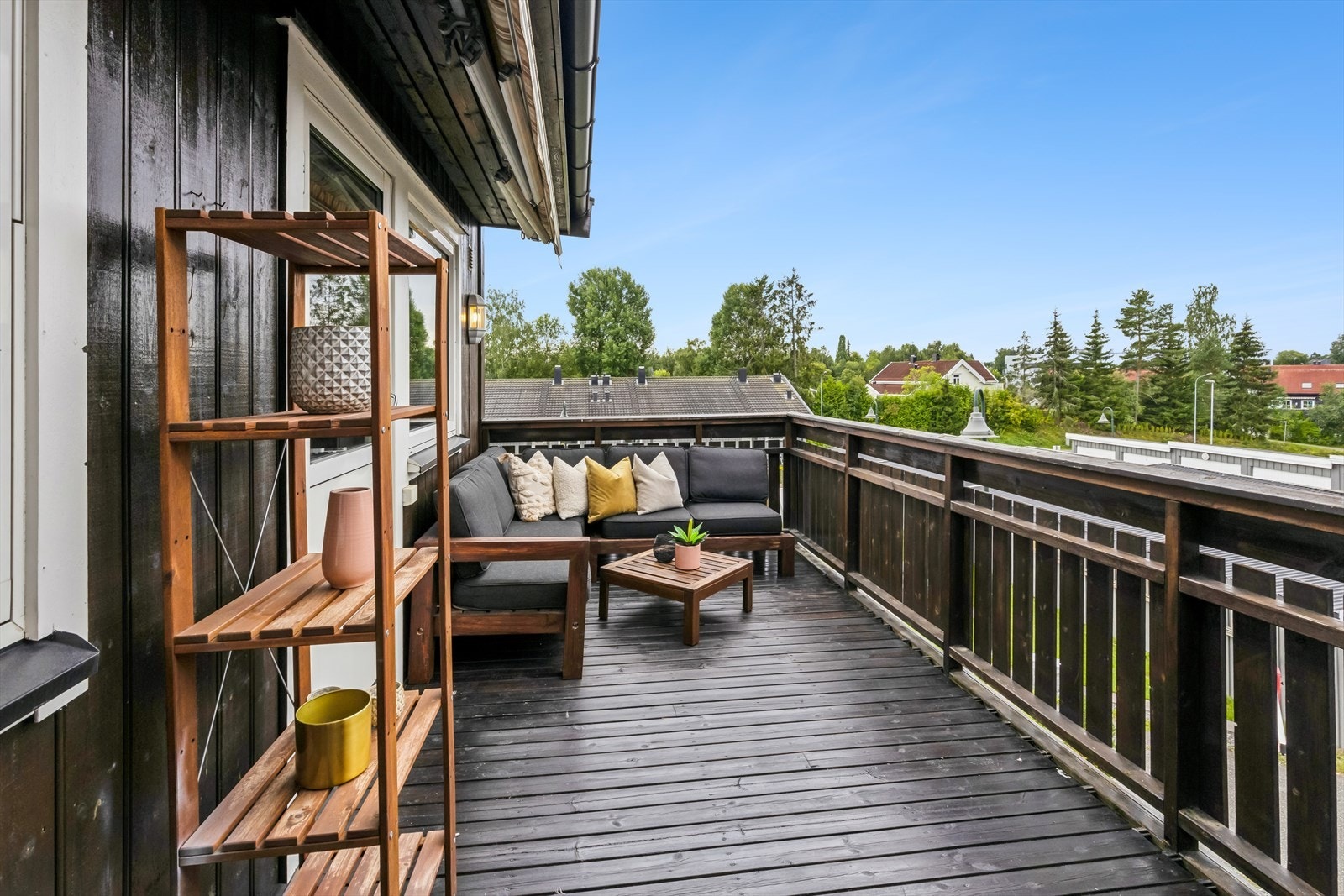 Vestvendt veranda på 14 m², med tilgang fra gang og stue i 2.etasje. Galleribilde