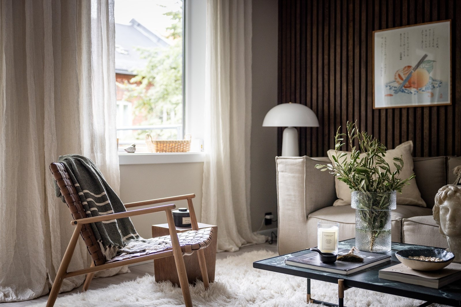 - Stuen preges av elegante detaljer i matt sort, spilevegg, gode fargevalg og integrert høyttalere fra Bose med Sonos anlegg som er innfelt i vegg - Galleribilde