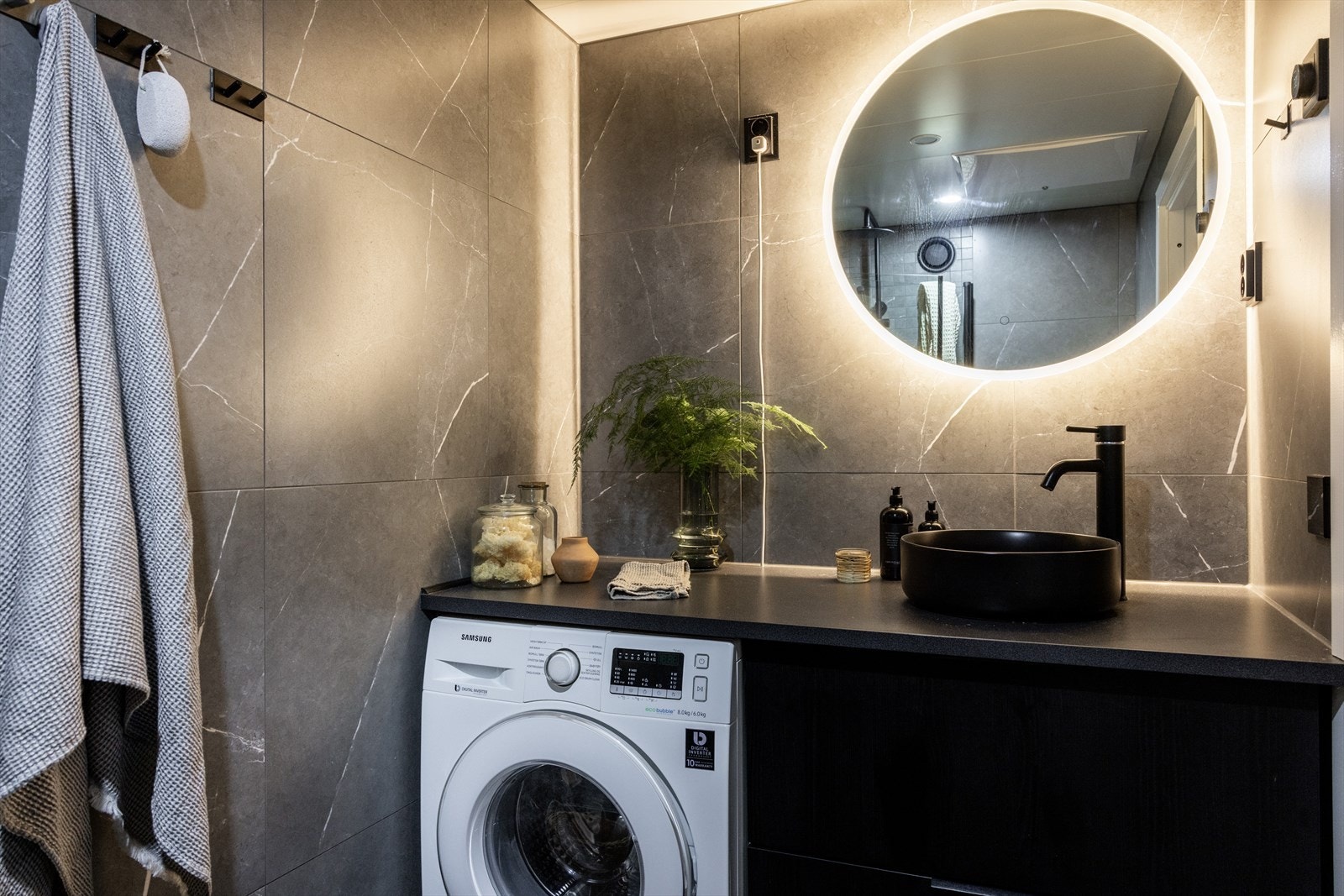 - Flislagt baderom fra 2022 med varme i gulvet og downlights i himling - Galleribilde