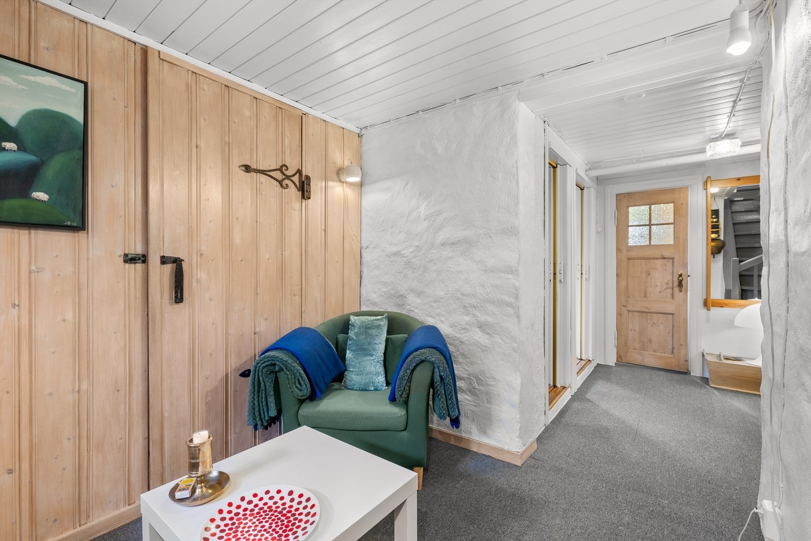 Opprinnelig vedbod innredet med stol og bord.
Ikke godkjent for varig opphold. Galleribilde