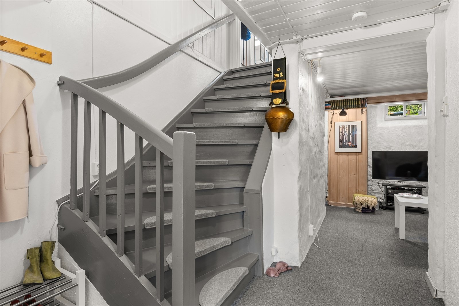 Trapperom til kjeller med original trapp. Galleribilde