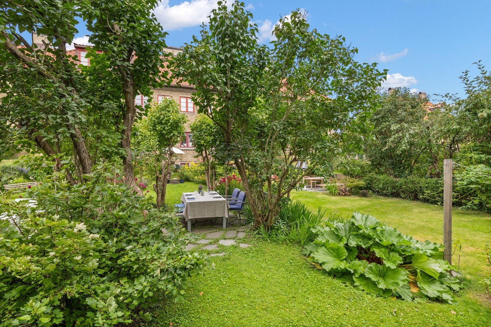 Her er det god plass til sittegruppe, grill og annet hagemøblement. Galleribilde