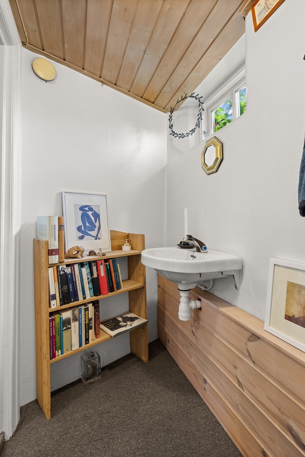 Toalett med wc og servant i kjeller. Galleribilde