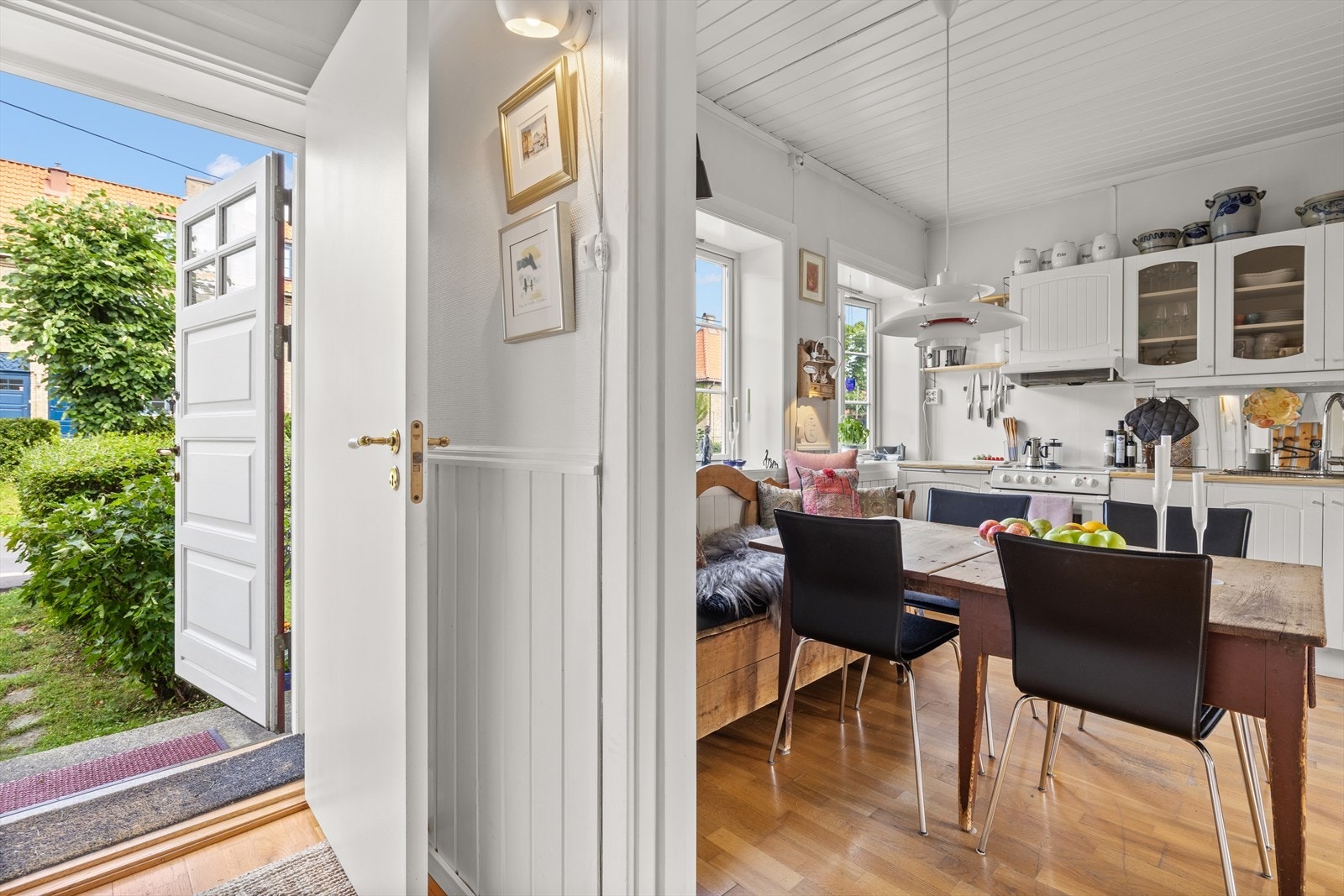 Pen entré med plass til å henge fra seg yttertøy. Galleribilde