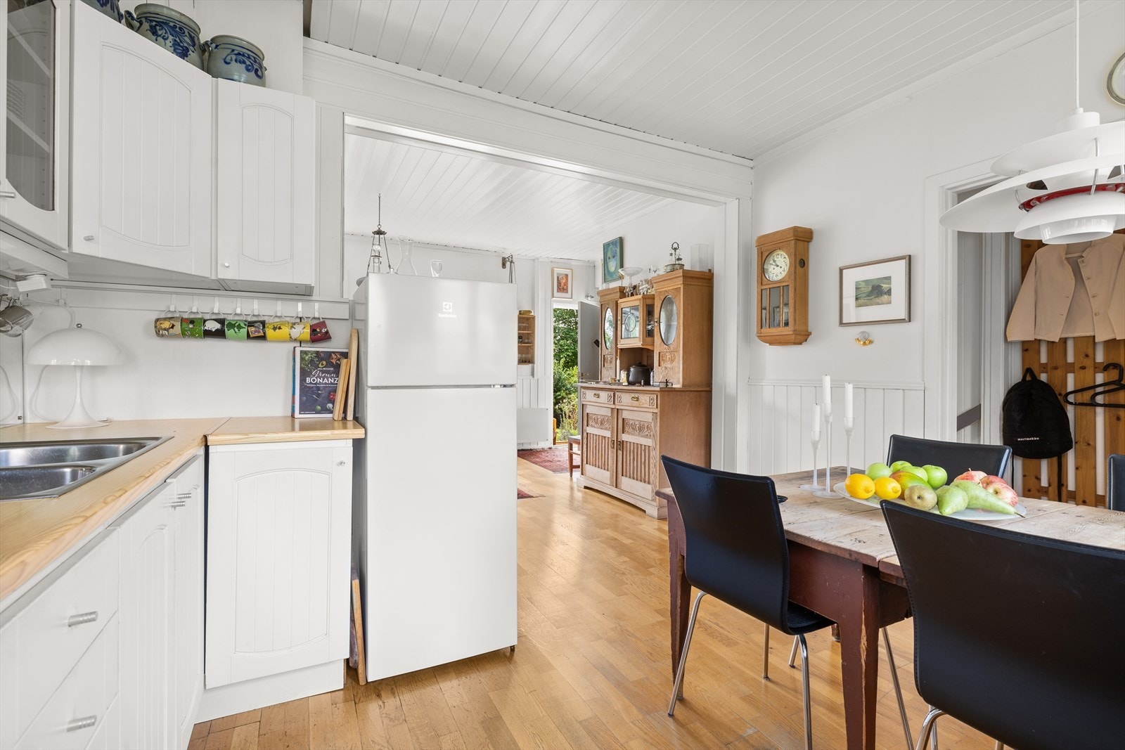 Laminat benkeplate og nedfelt oppvaskkum.
Kullfilterventilator. Galleribilde