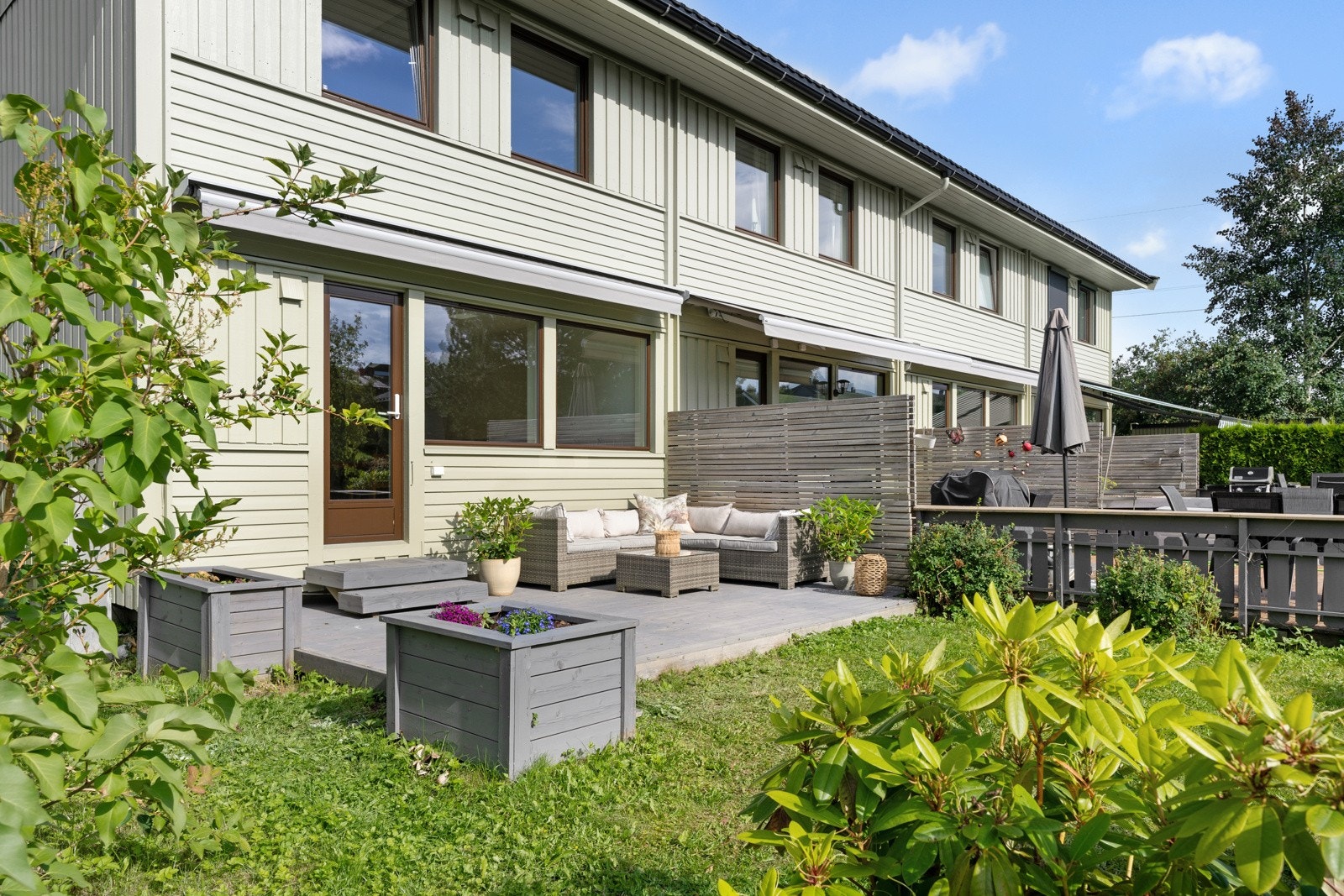 Rekkehuset strekker seg over tre innholdsrike plan, og har en svært familievennlig og ettertraktet beliggenhet på Bromstad. Galleribilde