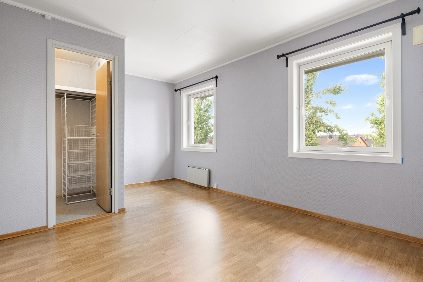 Fra det ene soverommet er det praktisk adkomst til et lite kott, perfekt til oppbevaring av klær og sko. Galleribilde