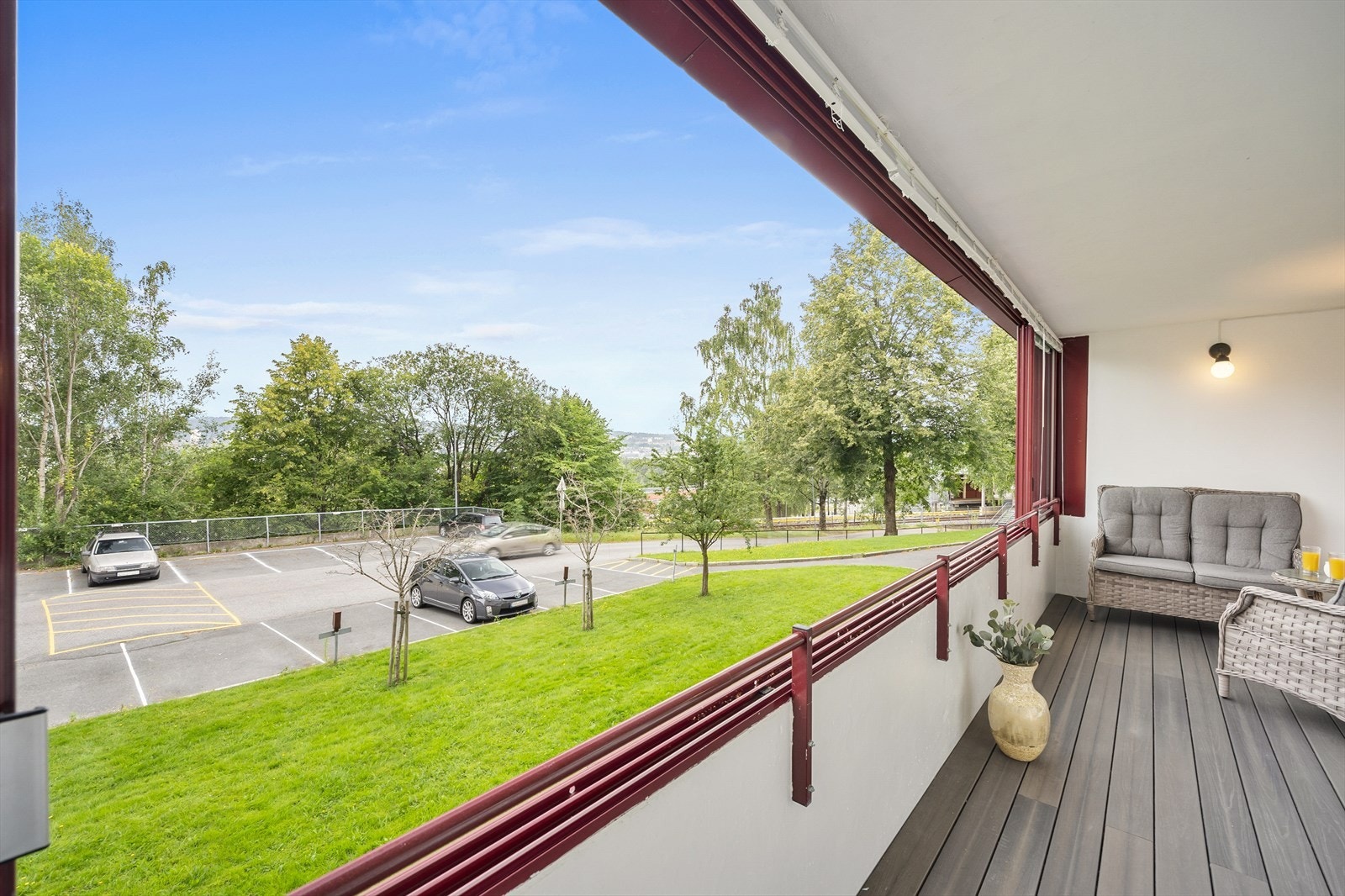 Utsikt mot bakgården med flotte og grønne omgivelser. Galleribilde