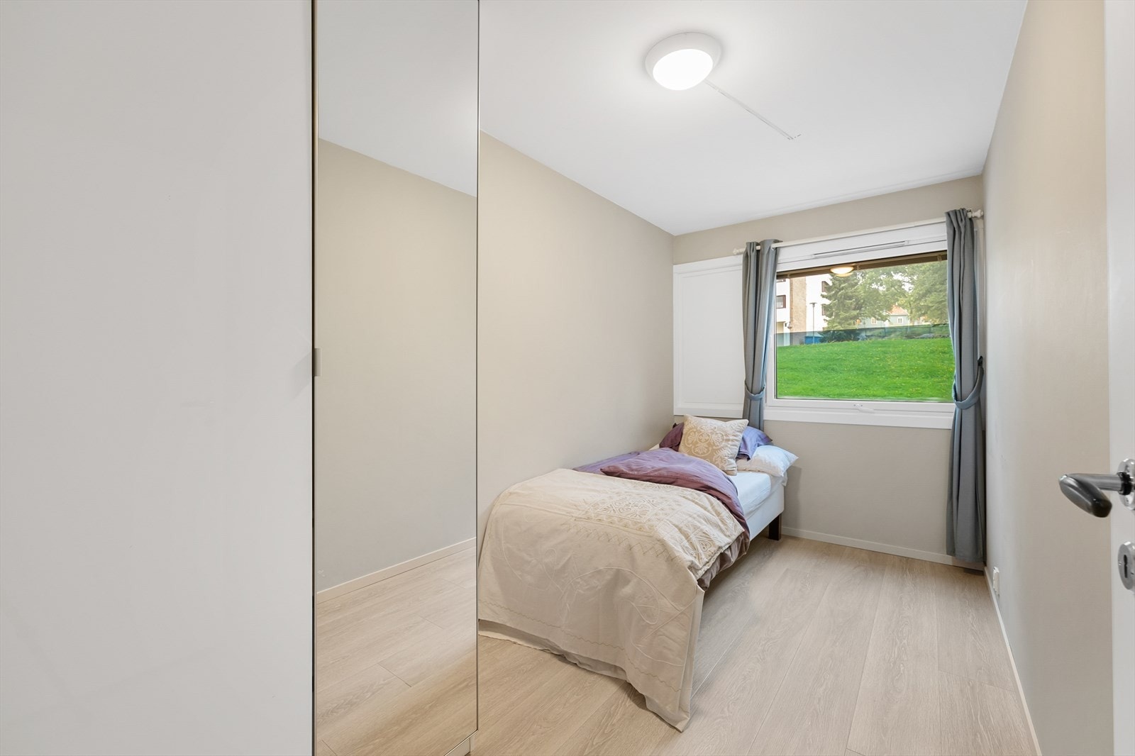 Soverom 2 er av god størrelse og passer godt som barnerom eller kontor. Alt etter ønske og behov. Galleribilde