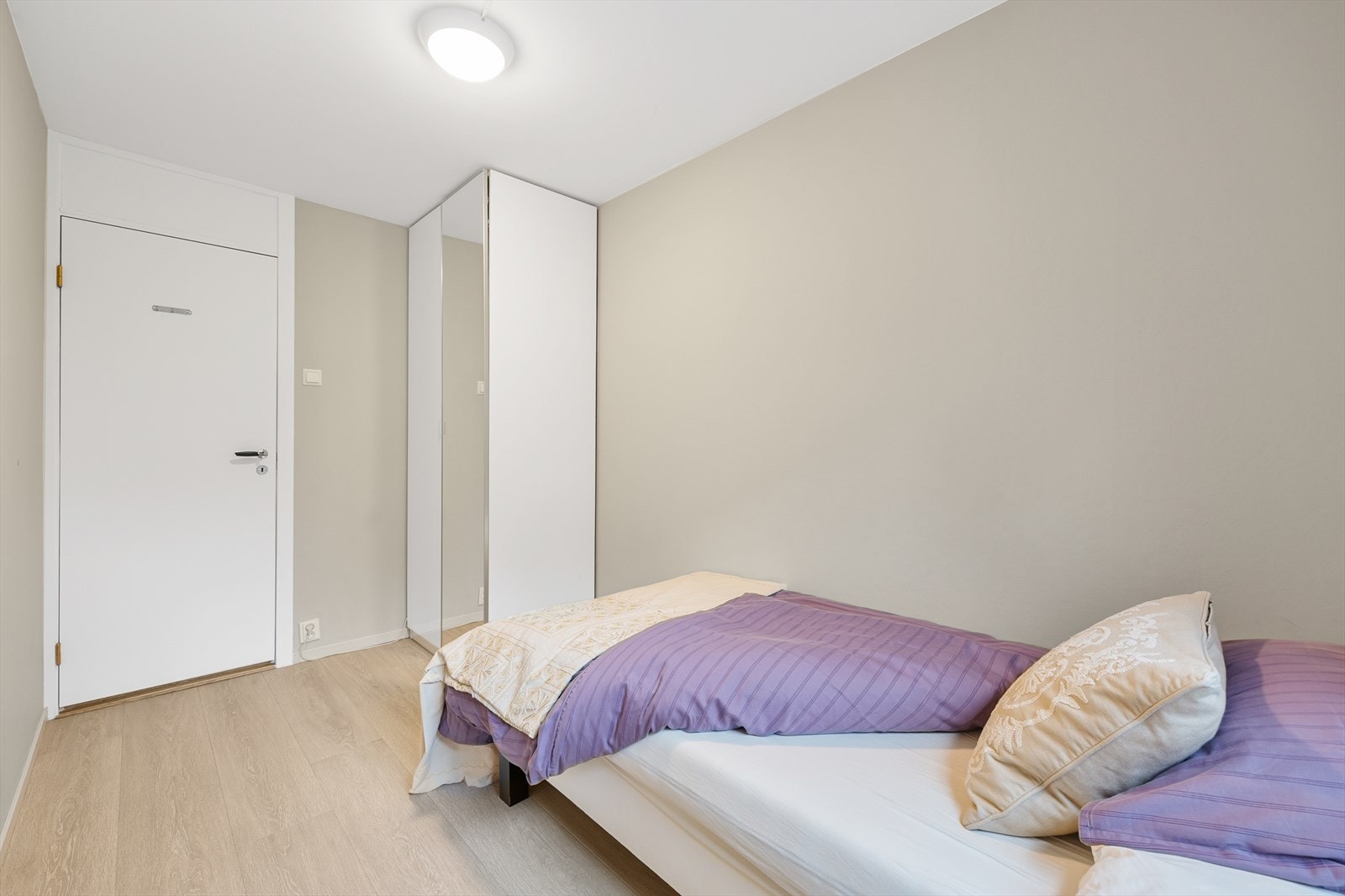 Det er plass til garderobeskap for oppbevaring. Galleribilde