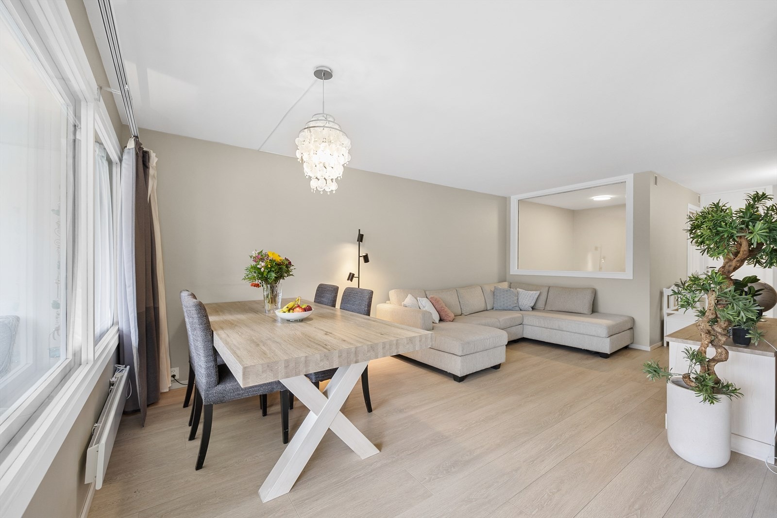 Stuen har god plass til både sofagruppe og spisegruppe. Galleribilde