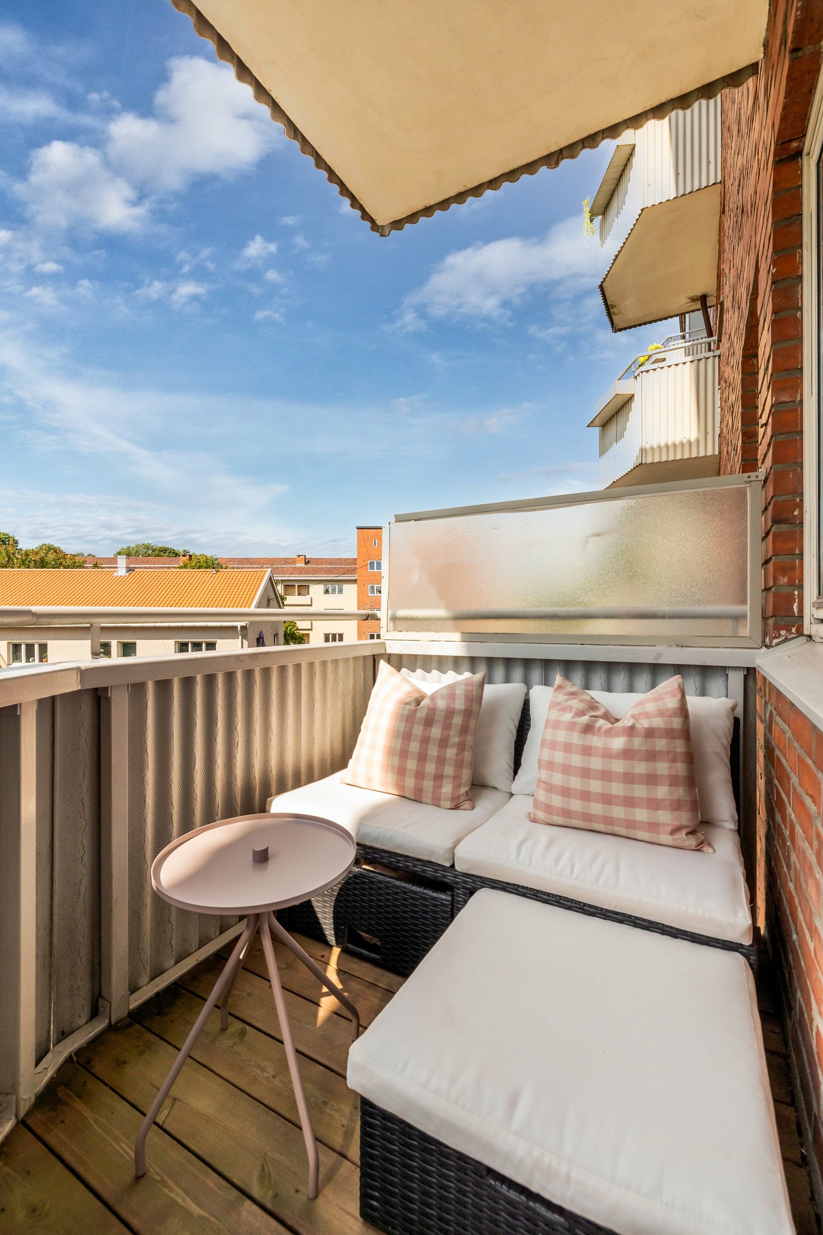 Balkongen har pass til diverse møblement og er perfekt for å nyte varme sommerkvelder. Galleribilde