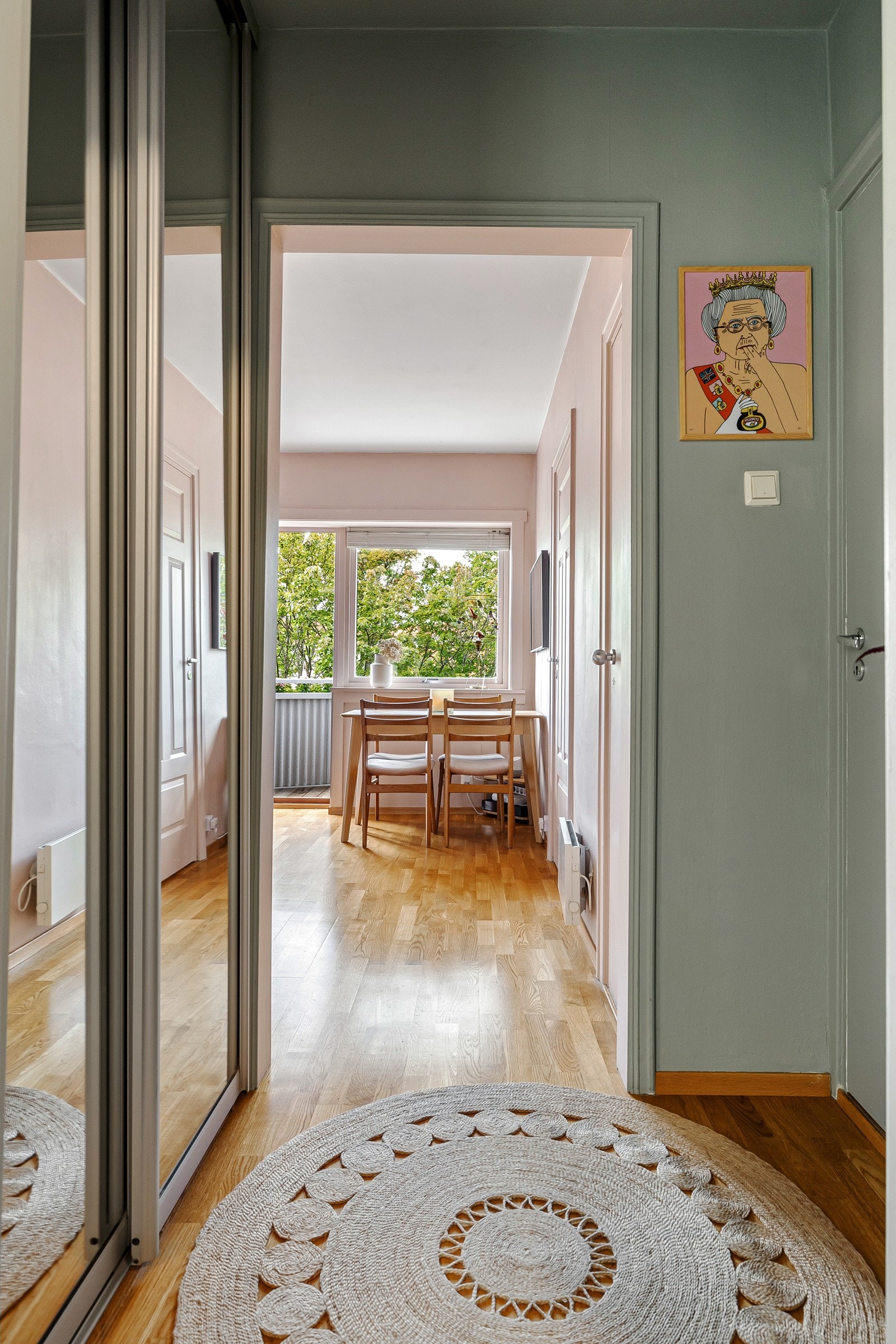 Entreen er innredet med en romslig skyvedørsgarderobe hvor yttertøyet pent kan ryddes bort. Galleribilde