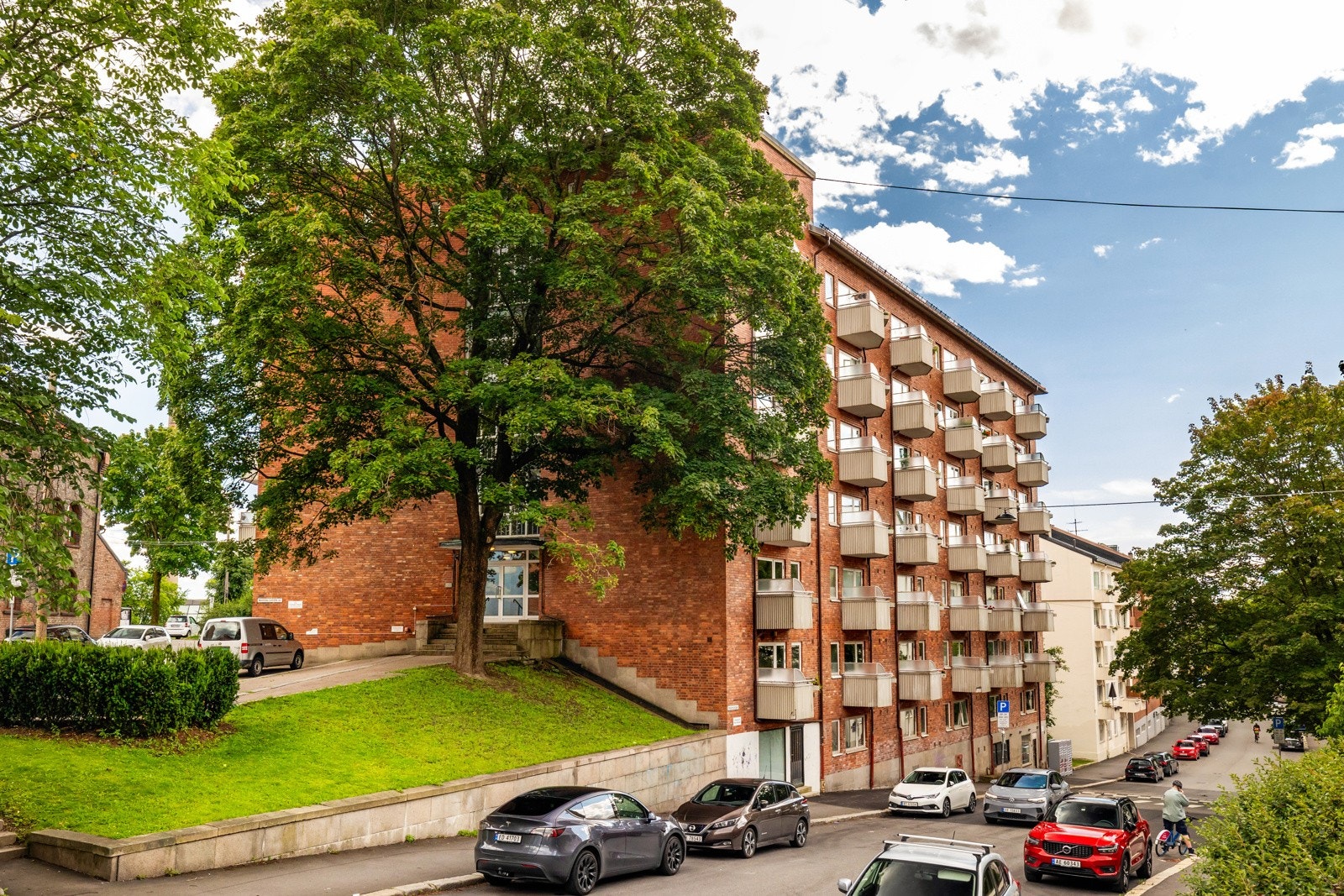 Nærområdet er fylt med mye spennende innenfor kultur, utdanning, uteliv, mat og drikke. Ikke minst ligger berømte Vulkan få minutters gange fra eiendommen - et populært område med blant annet stort matmarked, treningssenter og konsertlokaler. Galleribilde