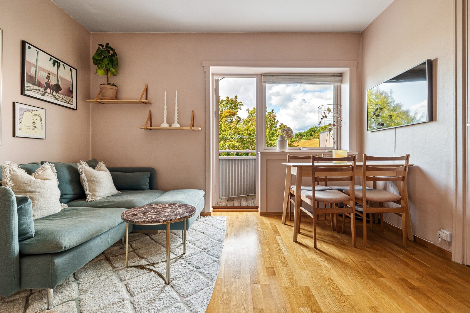 Store vindusflater gir rikelig med naturlig lys og skaper en god atmosfære i leiligheten. Galleribilde