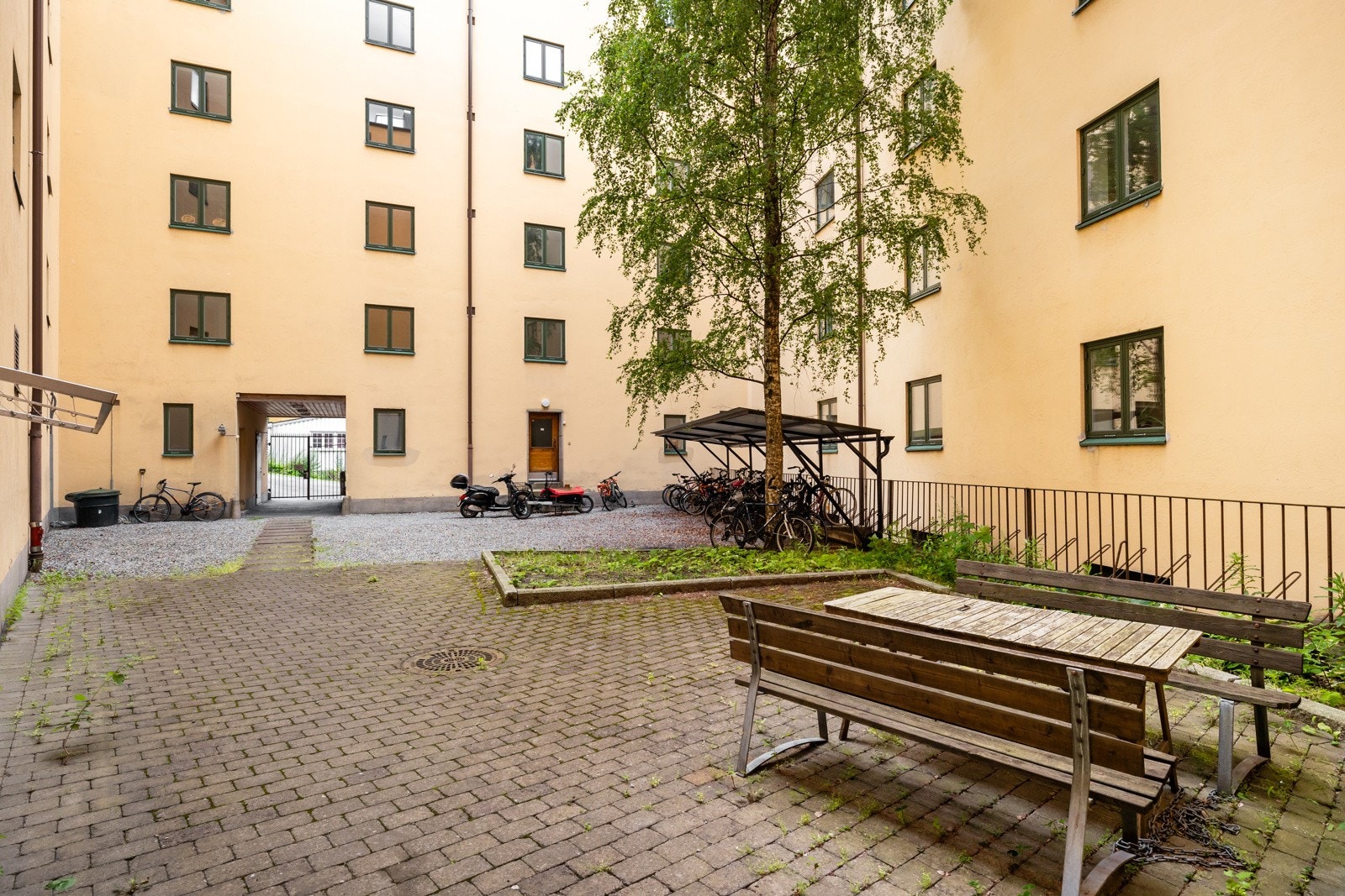 Hyggelig felles bakgård med sittegruppe og sykkelparkering. Galleribilde