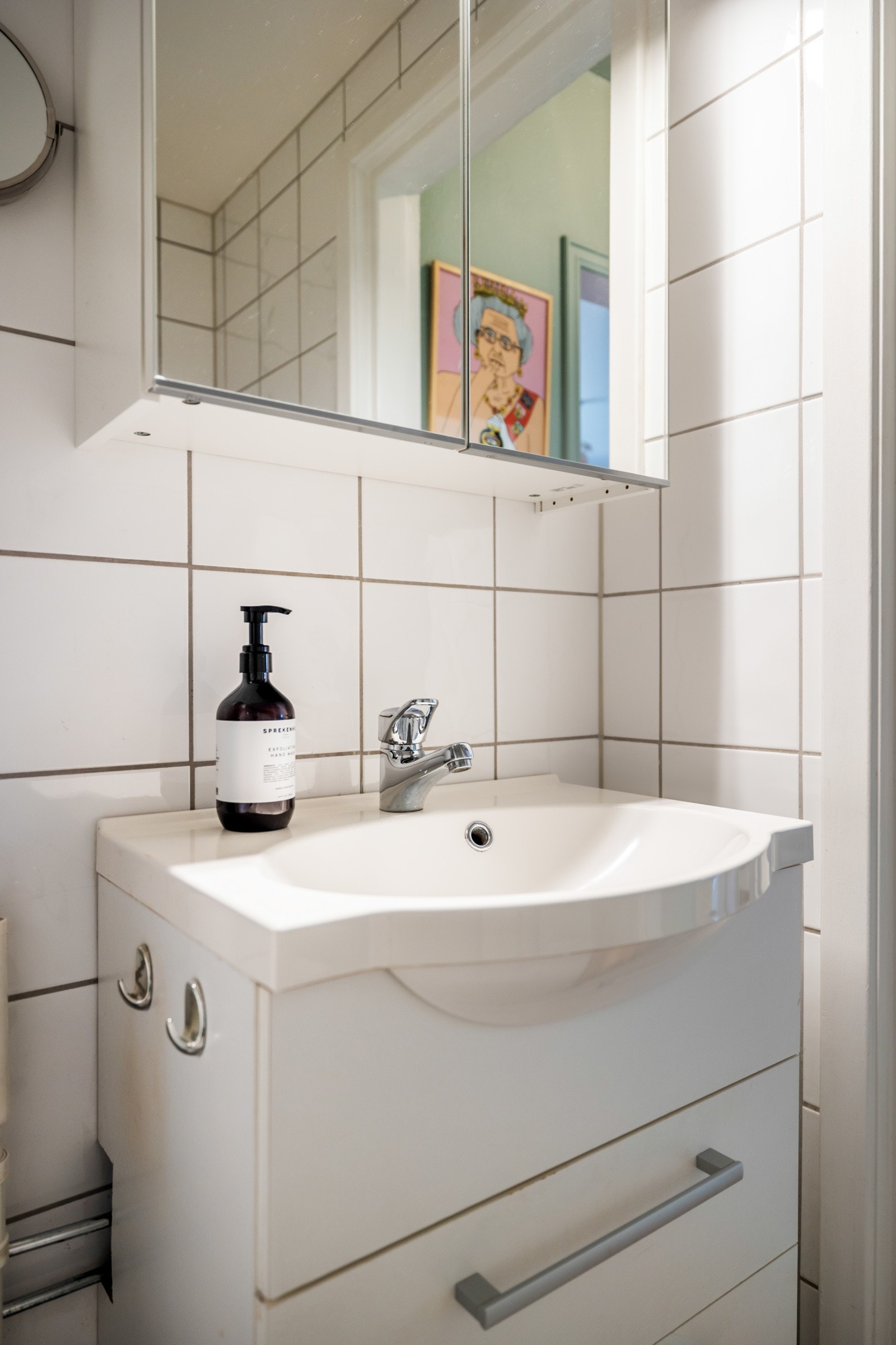 Badet ble oppgradert med nye dusjdører i 2020, speilskap med moderne belysning i 2021, og toalett i 2024. Galleribilde