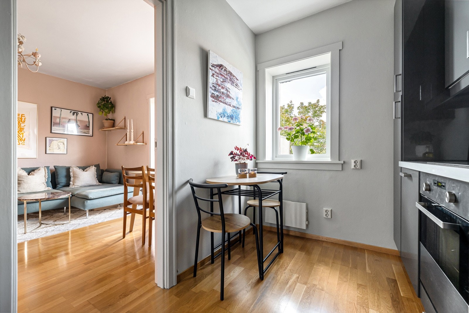 Plass til hyggelig frokostbord hvor man kan nyte morgenkaffen. Galleribilde