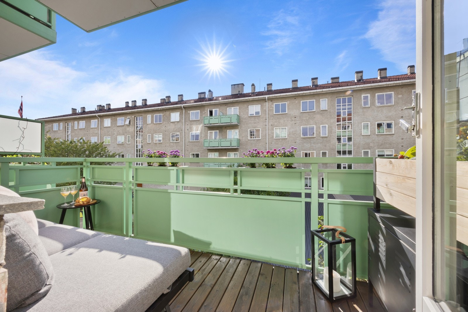 Leiligheten har en gjennomgående og fin planløsning med solrik balkong. Galleribilde