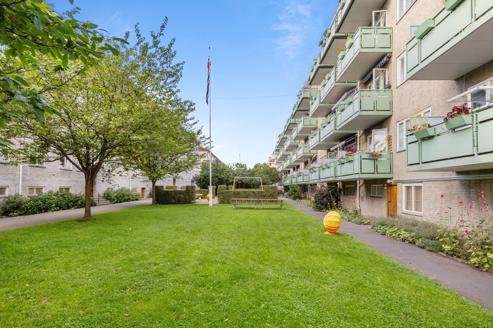 Frodige og flotte fellesarealer på begge sider av leiligheten. Galleribilde