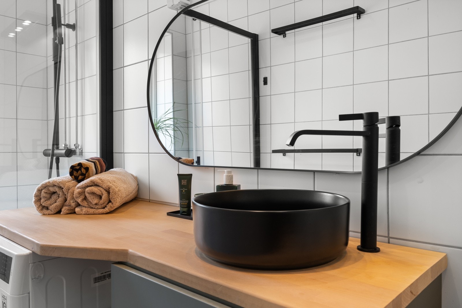 Badet har en samakfull innredning med blant annet opplegg for vaskemaskin og downlights. Galleribilde