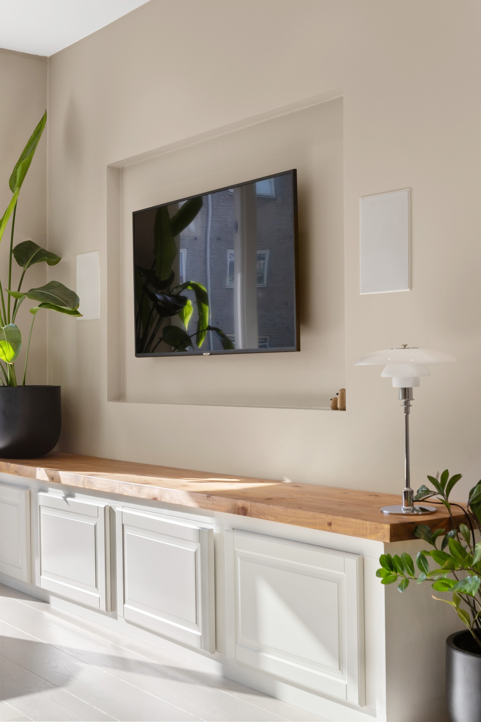 Det er innebygget høyttalere og tvboks. Galleribilde