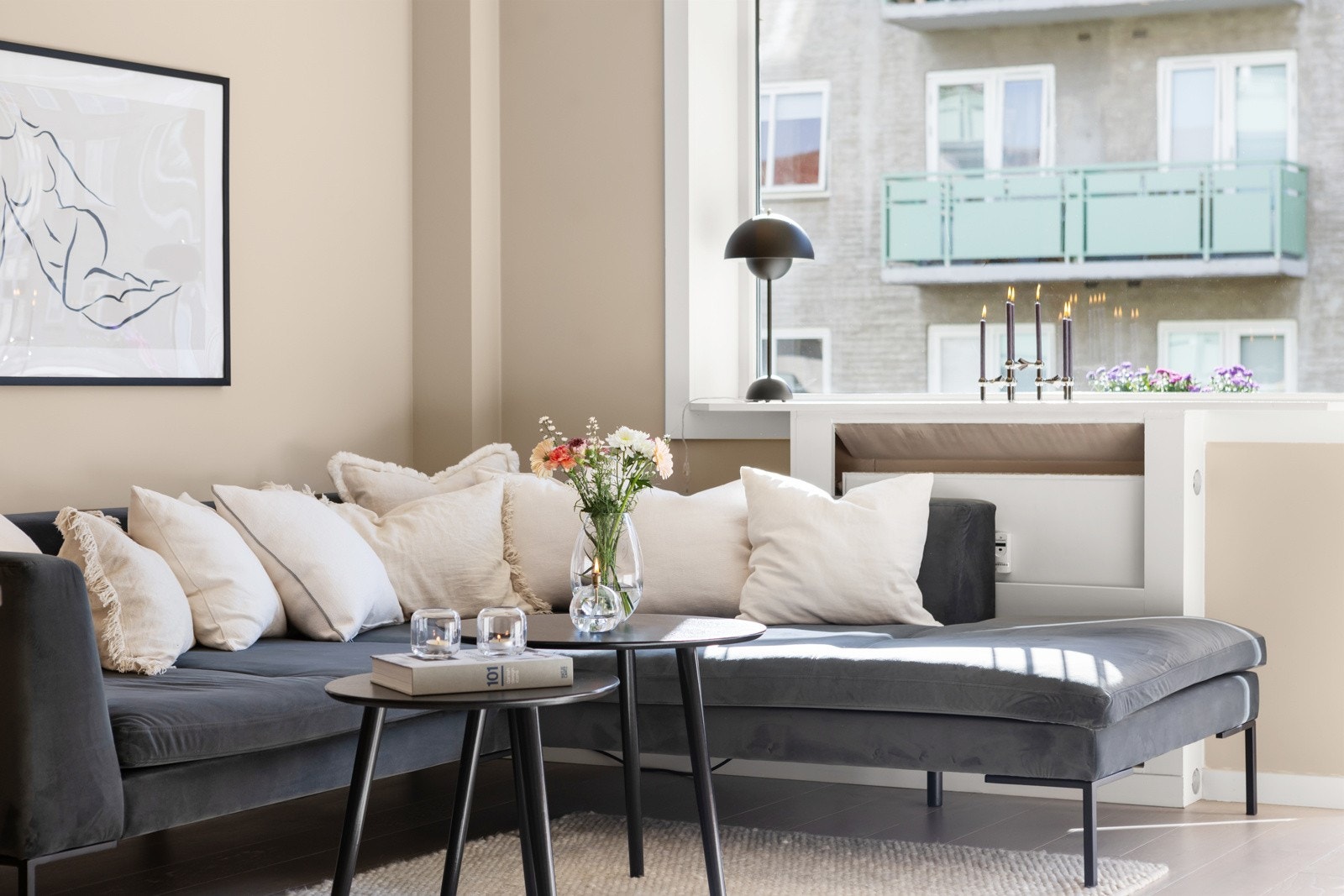 Leiligheten har en god takhøyde (opp til 2,65m) og store vindusflater som slipper inn godt med naturlig lys. Galleribilde