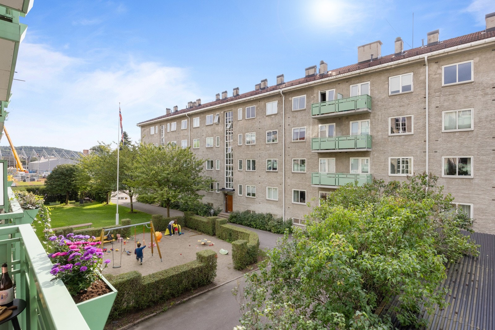 Herlig vestvendt balkong som byr på gode solforhold fra ca. kl. 14-19.30 på sommerstid. Galleribilde