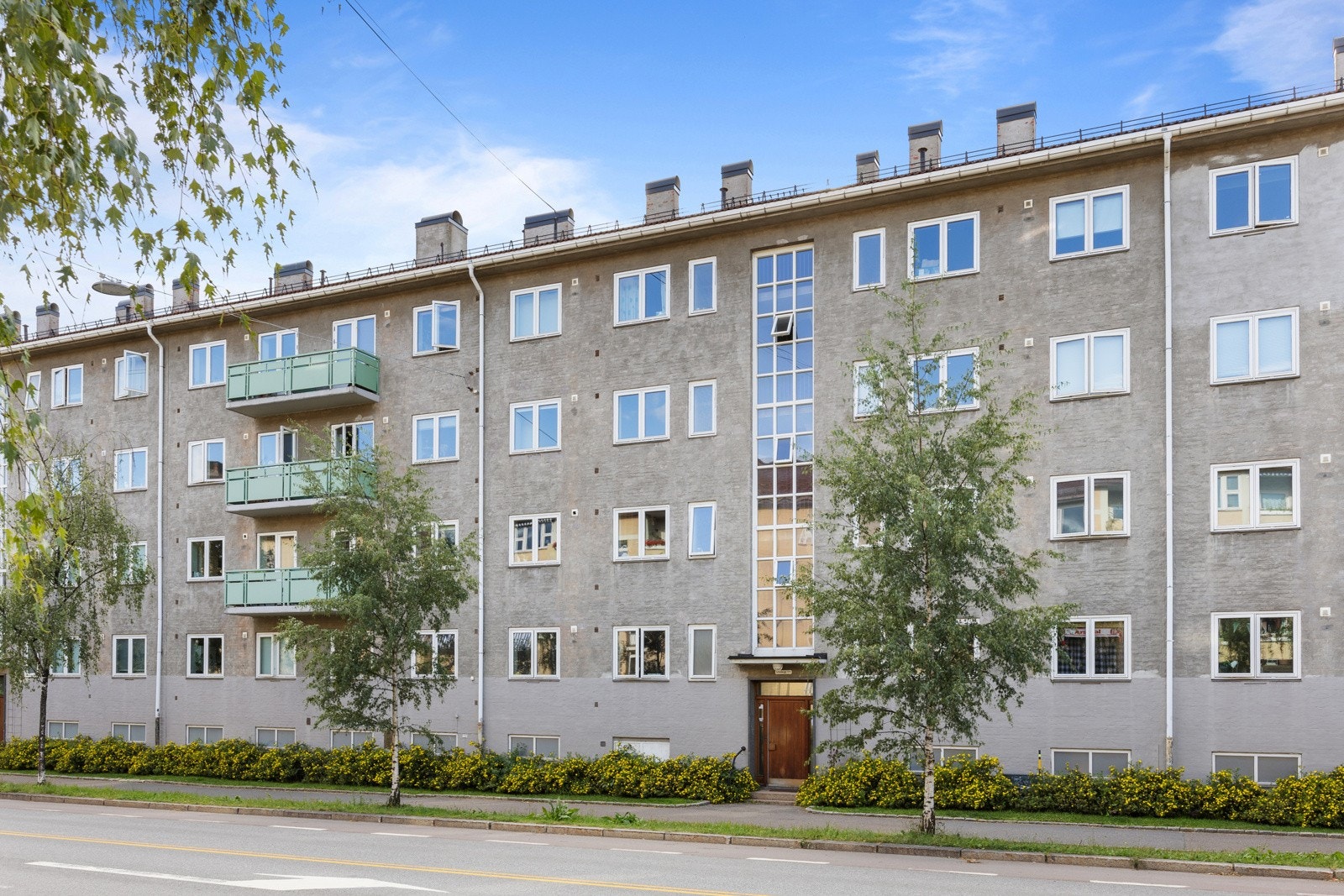 Borettslaget leier ut 5 garasjeplasser og 50 p-plasser med lader (venteliste). Galleribilde