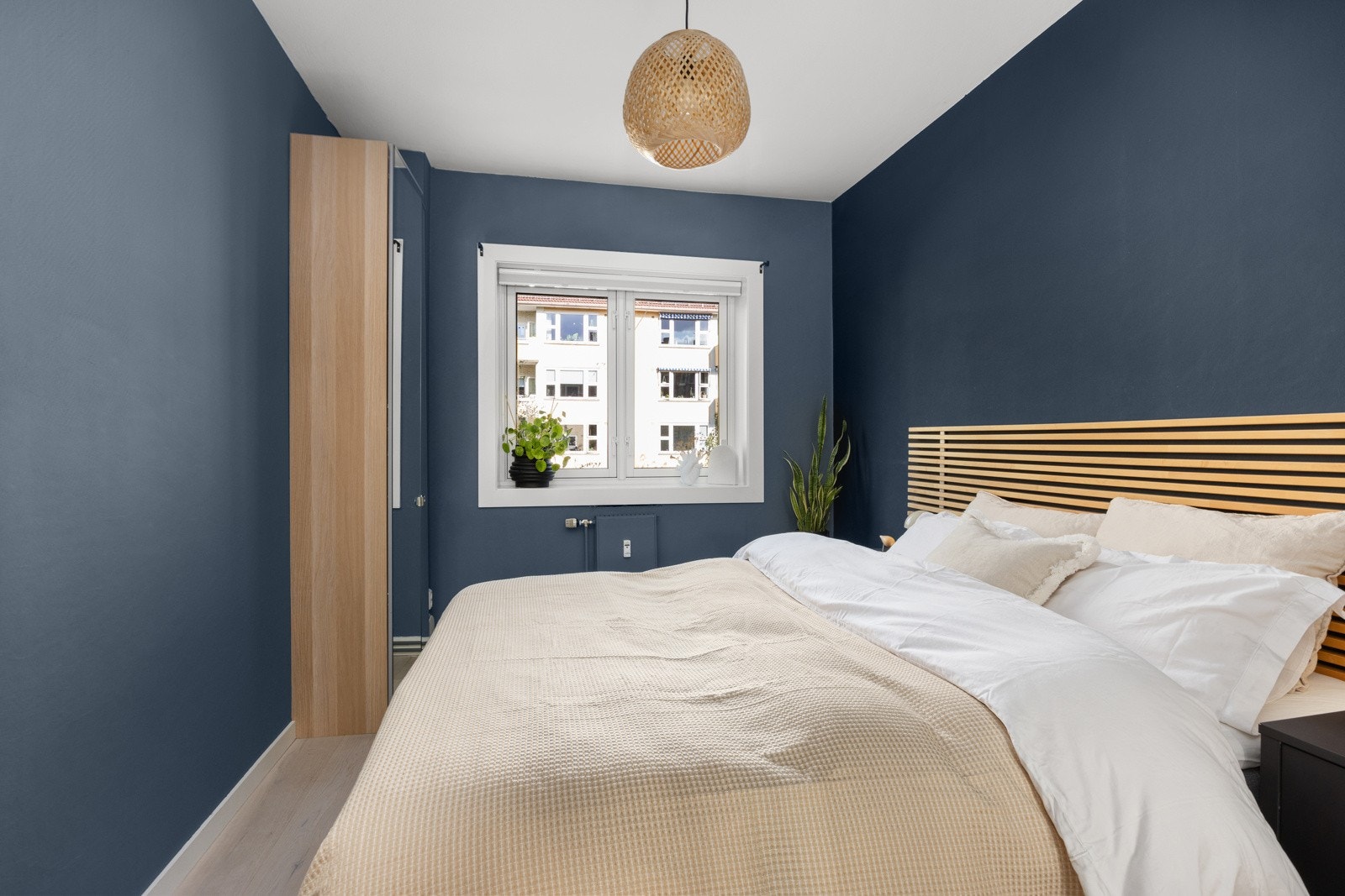 Soverom av god størrelse og fin plass til dobbeltseng, nattbord og annet ønsket møblement. Galleribilde