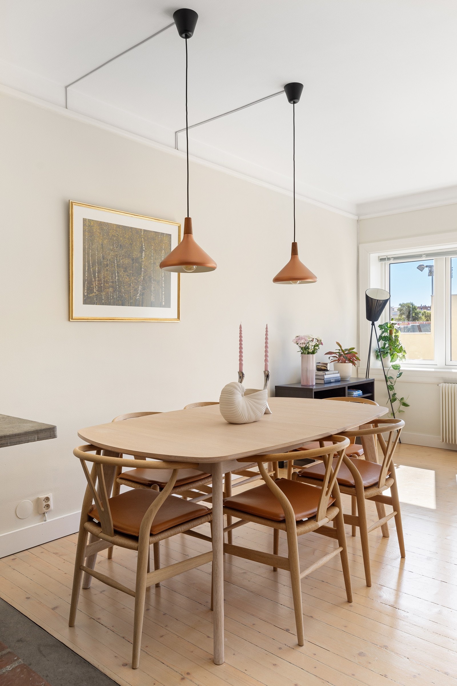 God plass til stort spisebord hvor du kan invitere flere gjester over på hyggelige middagsbesøk Galleribilde