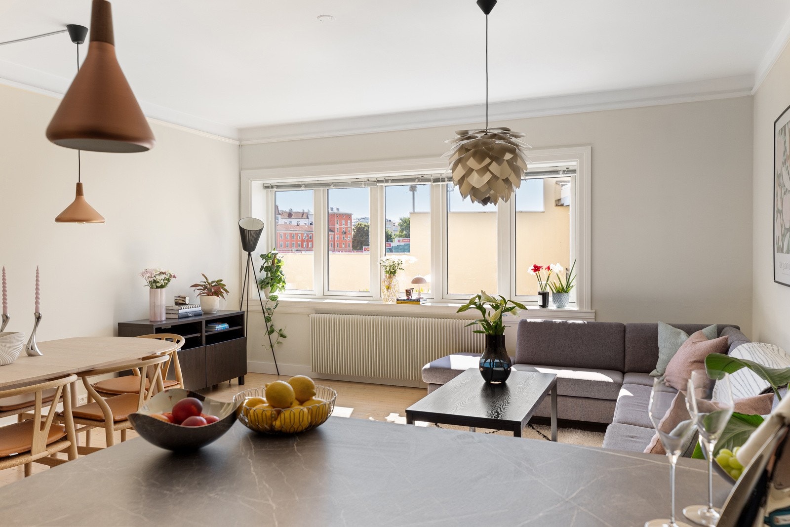 Lys og luftig stue med god plass sofaseksjon med tilhørende møblement, TV-benk og spisebord Galleribilde