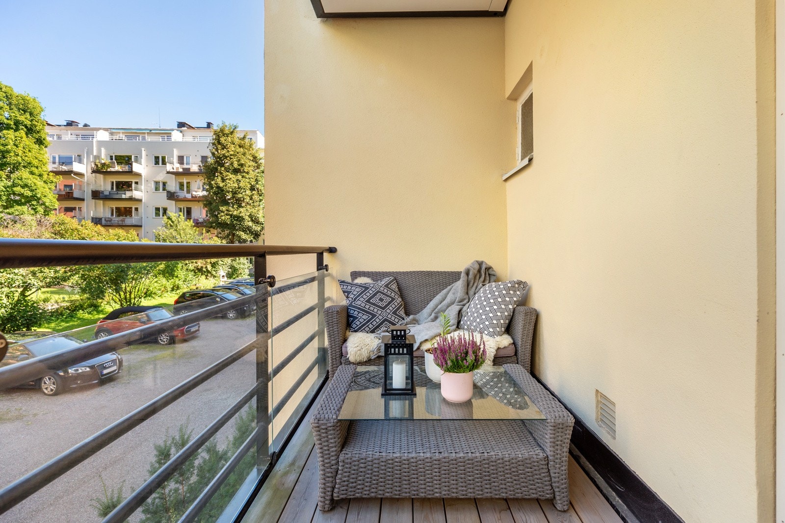 Plass til utemøbler. Her kan du lene deg tilbake i pene og rolige omgivelser Galleribilde