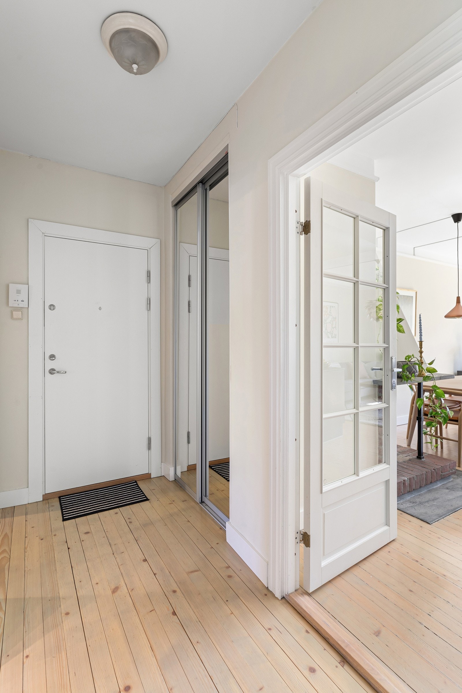 Plassbygd garderobeskap med speilfronter i entré. Det er godt med ytterligere lagringsplass i de tre disponible bodene; en på loftet og to i byggets 1. etasje Galleribilde