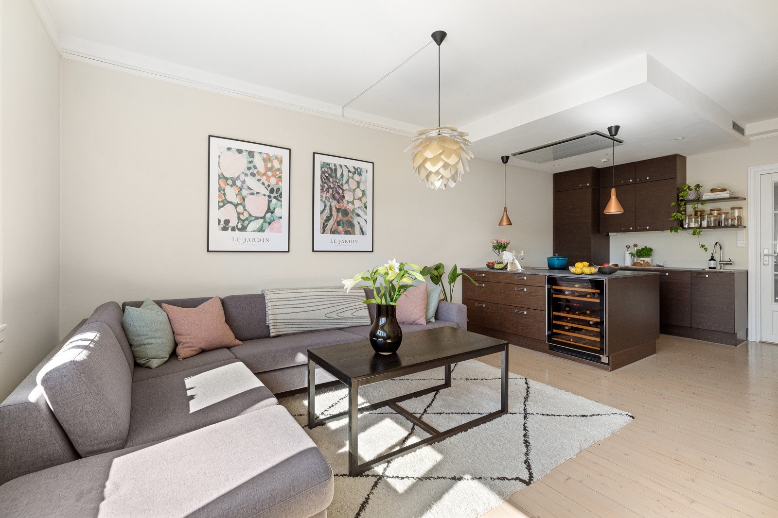 De store vindusflatene og den gjennomgående planløsningen sikrer rikelig med naturlig sollys Galleribilde