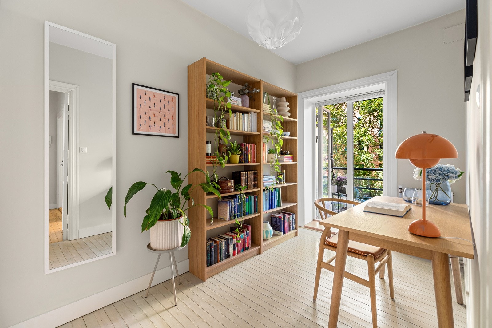 Soverom to er også av god størrelse og har plass til seng og garderobeløsning Galleribilde