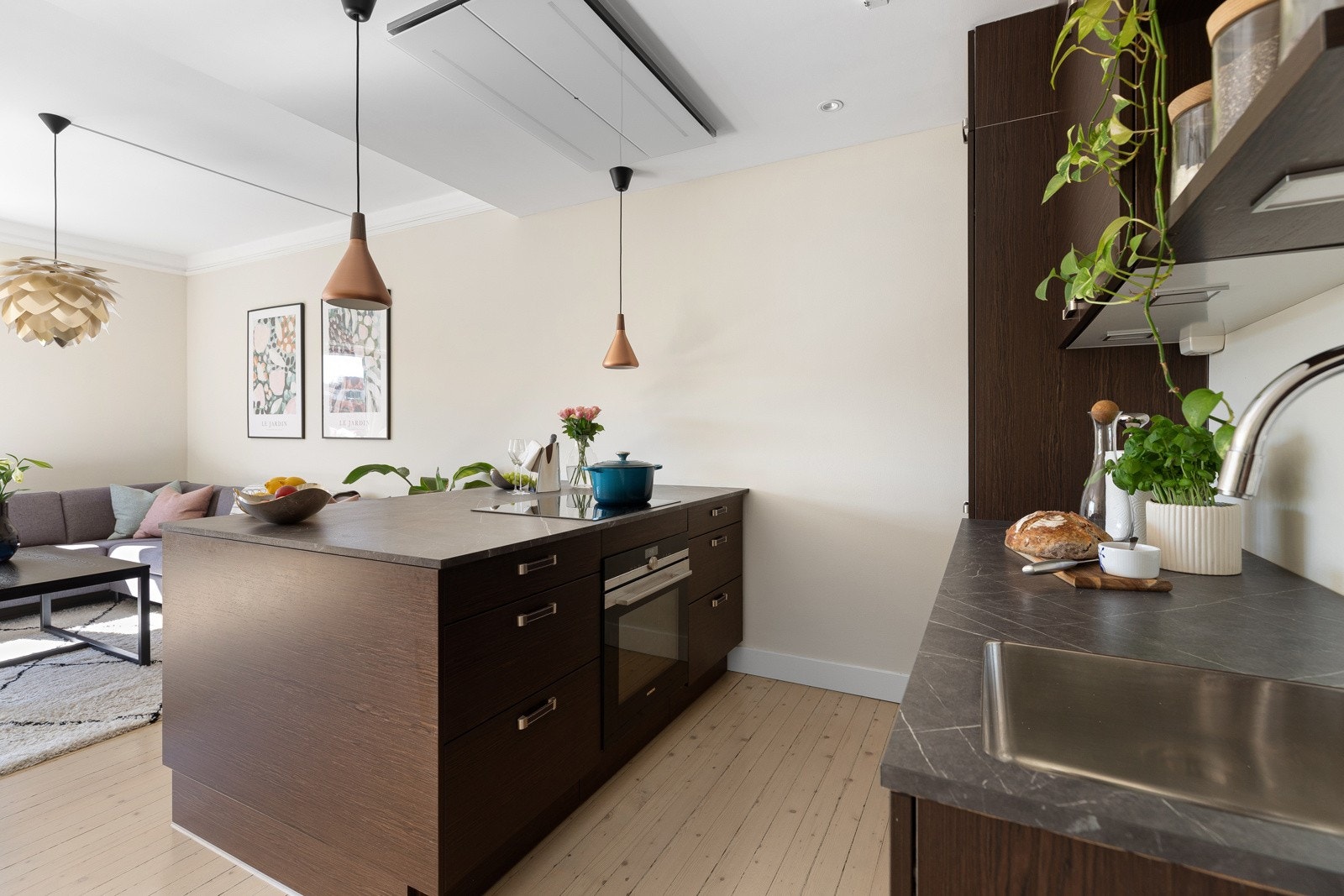 God skap- og benkplass. Separat kjøkkenøy gir forlenget arbeidsflater til matlaging Galleribilde